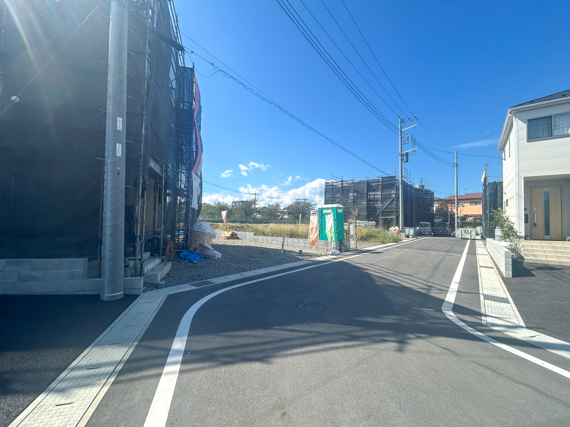 前橋市北代田町第10-2期　新築住宅全5棟の前面道路含む現地写真|閑静な住宅地で子育て家族にピッタリ。毎日のお散歩も快適な緑に恵まれたエリアで、自然に包まれた穏やかな暮らしを実現するための、ゆとりある住環境が整っています。

