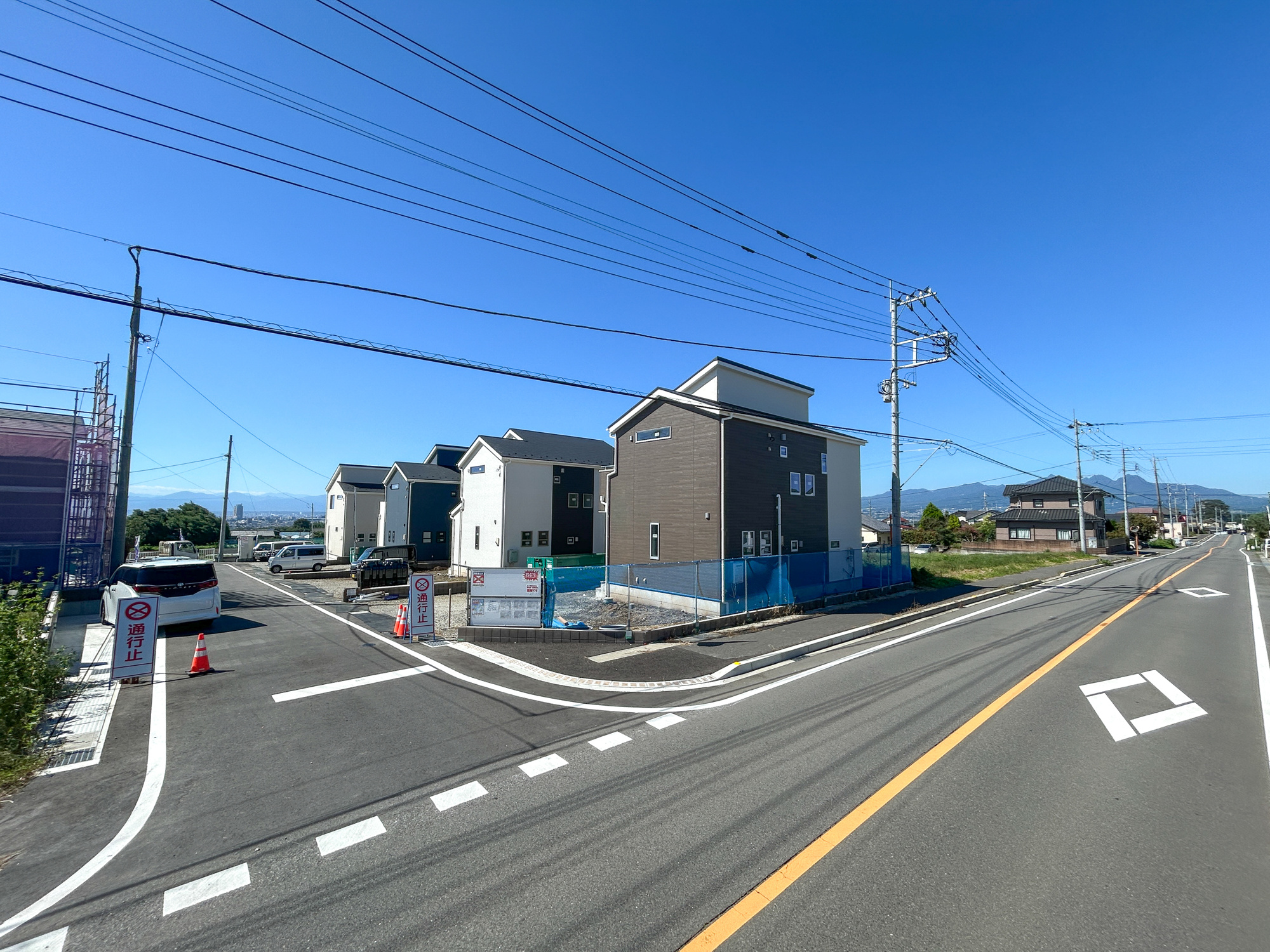 第5富士見町時沢　新築住宅全8棟の前面道路含む現地写真|閑静な住宅地で子育て家族にピッタリ。毎日のお散歩も快適な緑に恵まれたエリアで、自然に包まれた穏やかな暮らしを実現するための、ゆとりある住環境が整っています。

