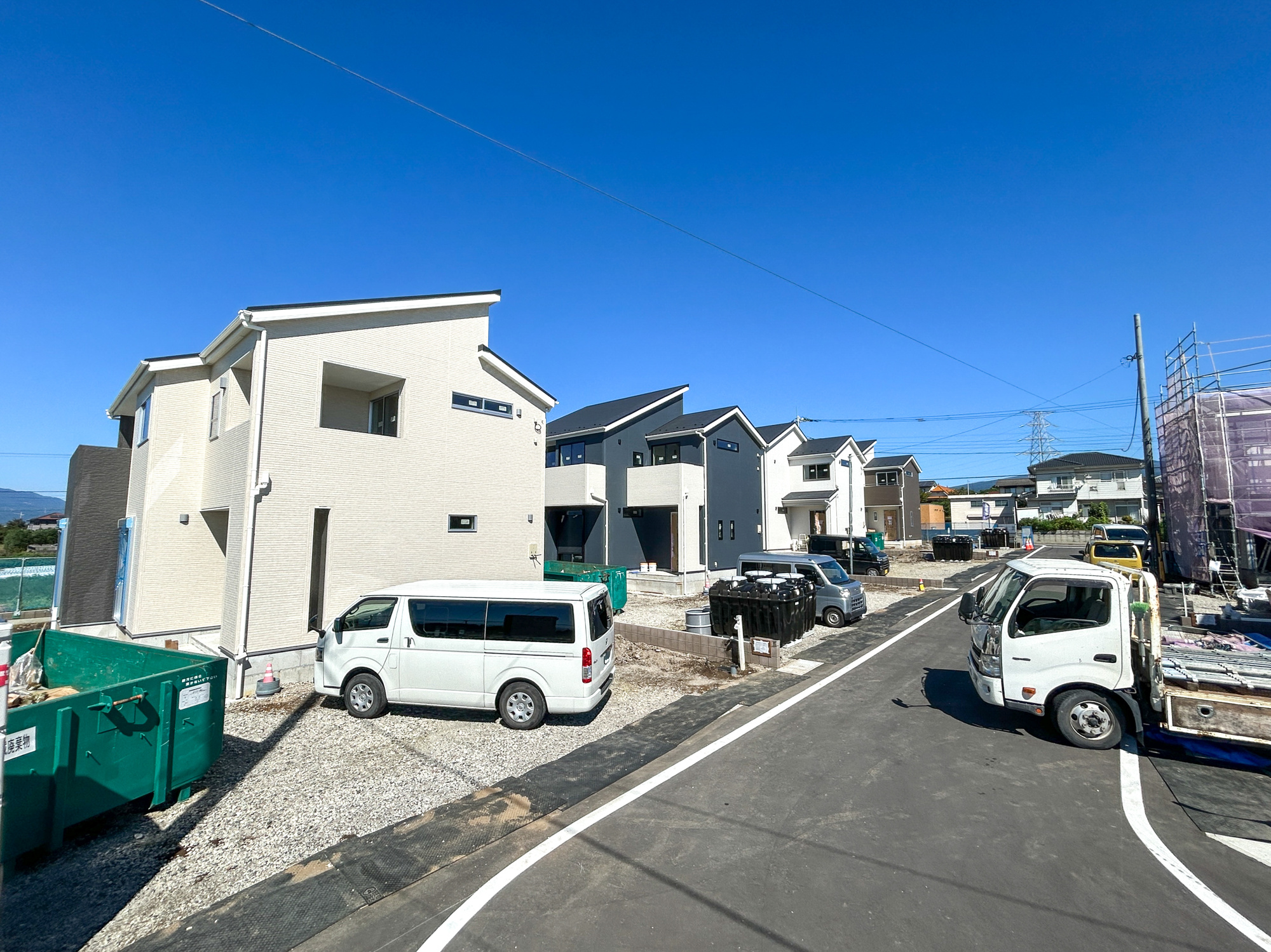 第5富士見町時沢　新築住宅全8棟の前面道路含む現地写真|低層の一戸建てを中心とした街並みが整然と続き、周辺は高い建物が建っていないので、採光や開放性に恵まれ、空が広く緑の多い閑静な趣を感じる環境です。

