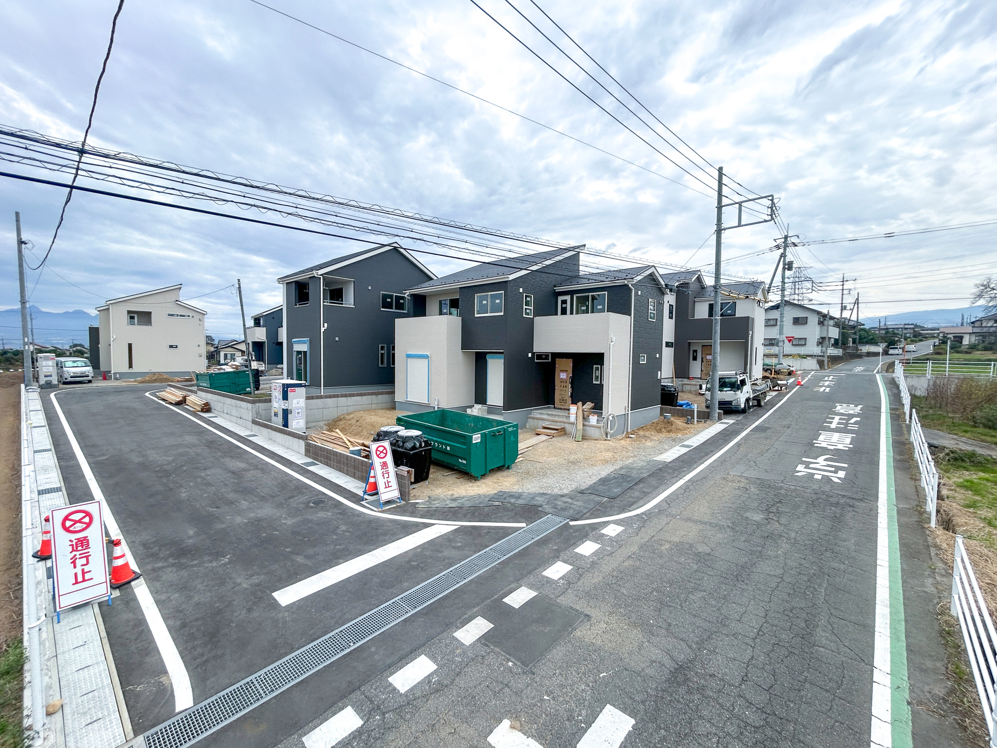 第5富士見町時沢　新築住宅全8棟の前面道路含む現地写真|低層の一戸建てを中心とした街並みが整然と続き、周辺は高い建物が建っていないので、採光や開放性に恵まれ、空が広く緑の多い閑静な趣を感じる環境です。

