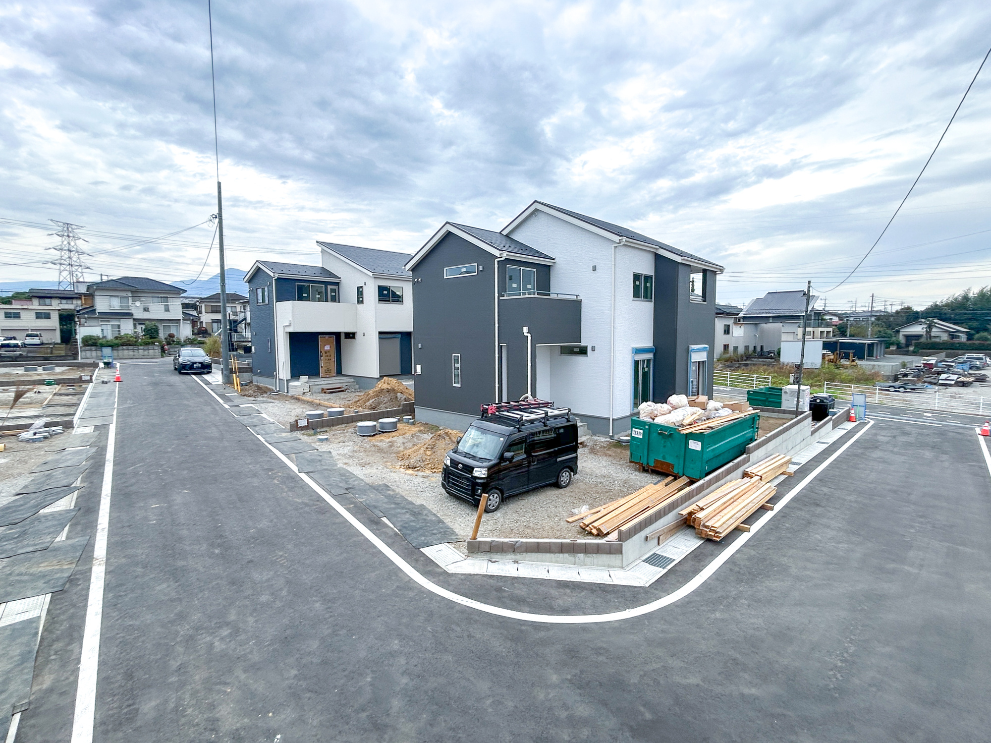 第5富士見町時沢　新築住宅全8棟の前面道路含む現地写真|閑静な住宅地で子育て家族にピッタリ。毎日のお散歩も快適な緑に恵まれたエリアで、自然に包まれた穏やかな暮らしを実現するための、ゆとりある住環境が整っています。

