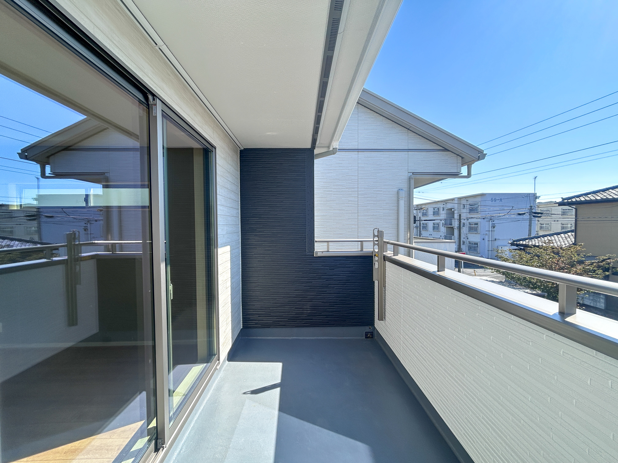 前橋市朝倉町3丁目　新築住宅全1棟のバルコニー|開放的なバルコニーは見晴らしもよく、太陽の温かな温もりをめいっぱい受け止めてくれます。太陽の光と爽やかな風を受けたお洗濯物はあっという間に乾き、取りこむ時には太陽の匂いを感じられそうですね。