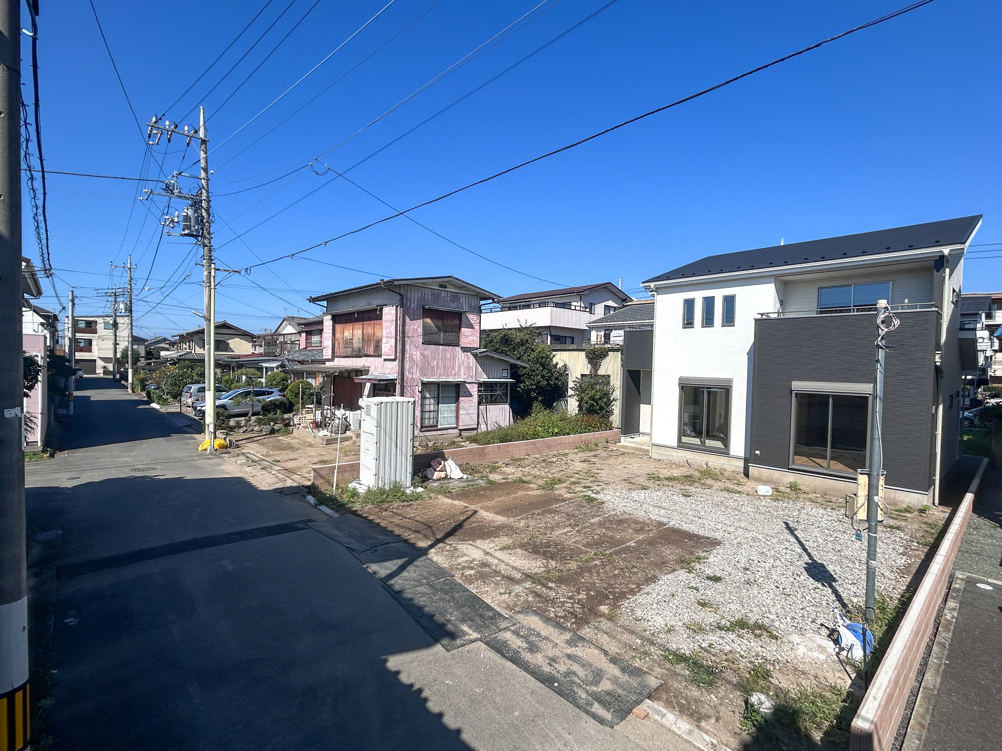 前橋市朝倉町3丁目　新築住宅全1棟の前面道路含む現地写真|閑静な住宅地で子育て家族にピッタリ。毎日のお散歩も快適な緑に恵まれたエリアで、自然に包まれた穏やかな暮らしを実現するための、ゆとりある住環境が整っています。

