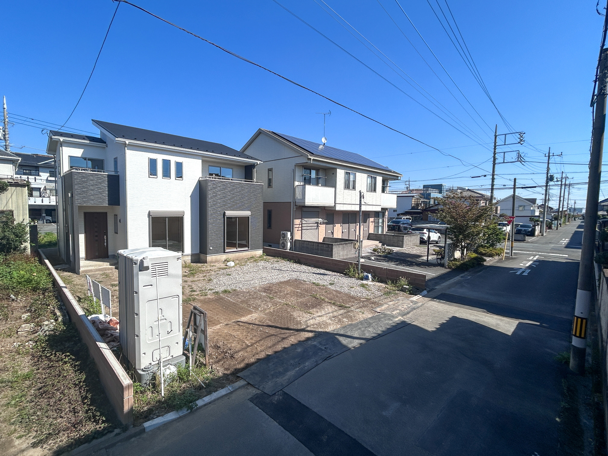 前橋市朝倉町3丁目　新築住宅全1棟の前面道路含む現地写真|低層の一戸建てを中心とした街並みが整然と続き、周辺は高い建物が建っていないので、採光や開放性に恵まれ、空が広く緑の多い閑静な趣を感じる環境です。

