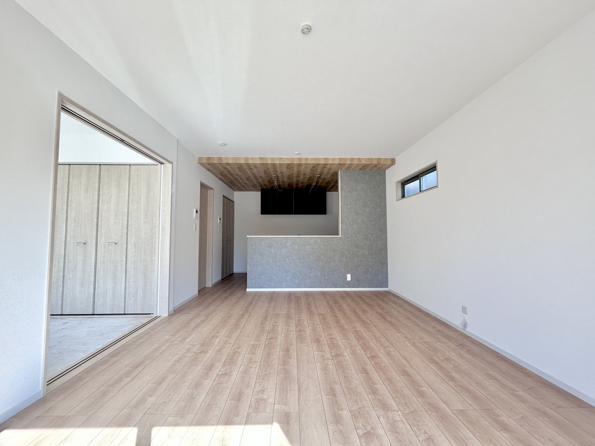 前橋市朝倉町3丁目　新築住宅全1棟の居間・リビング|南向きに大きく開いた窓からは、明るい陽射しが射し込みます。
爽やかな風が吹き抜ける心地良いリビングには、自然と家族が集まります。
