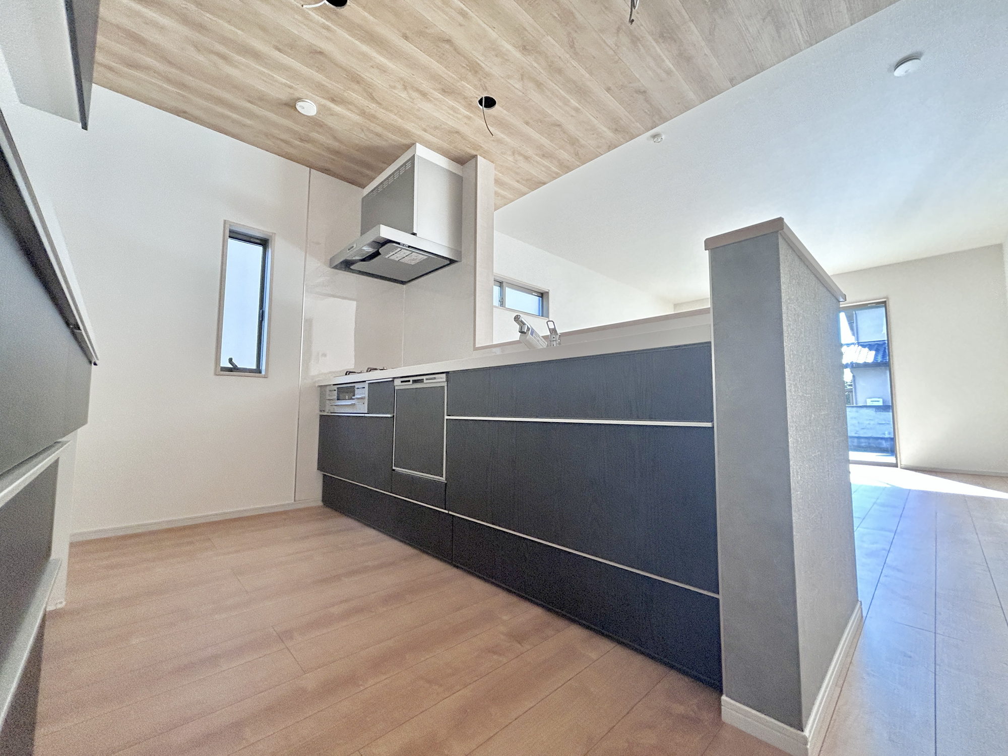 前橋市朝倉町3丁目　新築住宅全1棟のキッチン|収納が多いのでキッチンの上は常にきれいに保てます！！
お料理がしたくなるそんな嬉しい・楽しいキッチンです♪