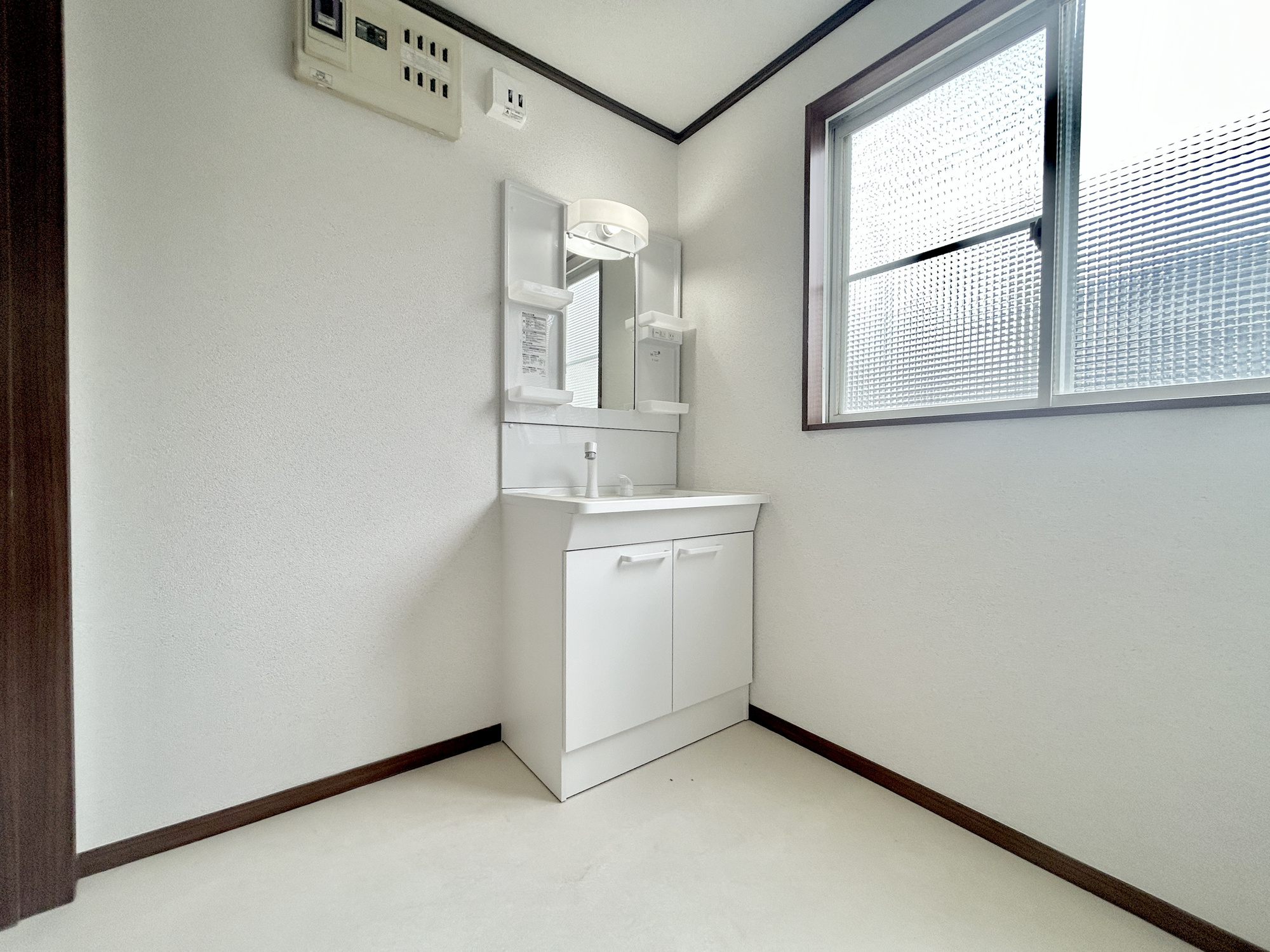前橋市荒牧町　中古住宅の独立洗面台|シャワー付水栓で洗面台でのシャンプーや毎日の掃除に大変便利ですね♪洗面所にはもちろん窓がついているので、換気が出来て、外の新鮮な空気が取り込めて気持ちいいです♪