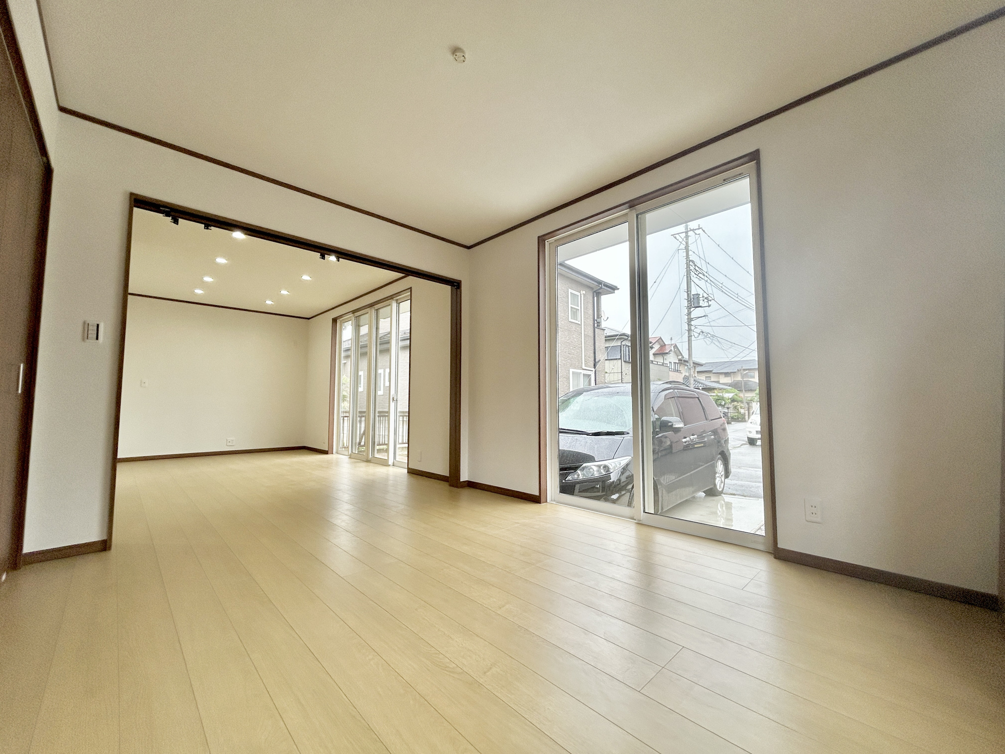 前橋市荒牧町　中古住宅の洋室|"LDKと隣接した洋室。
リビングから目が届く場所なので、お子様の遊び部屋・お昼寝スペースとして使うのもオススメです♪"