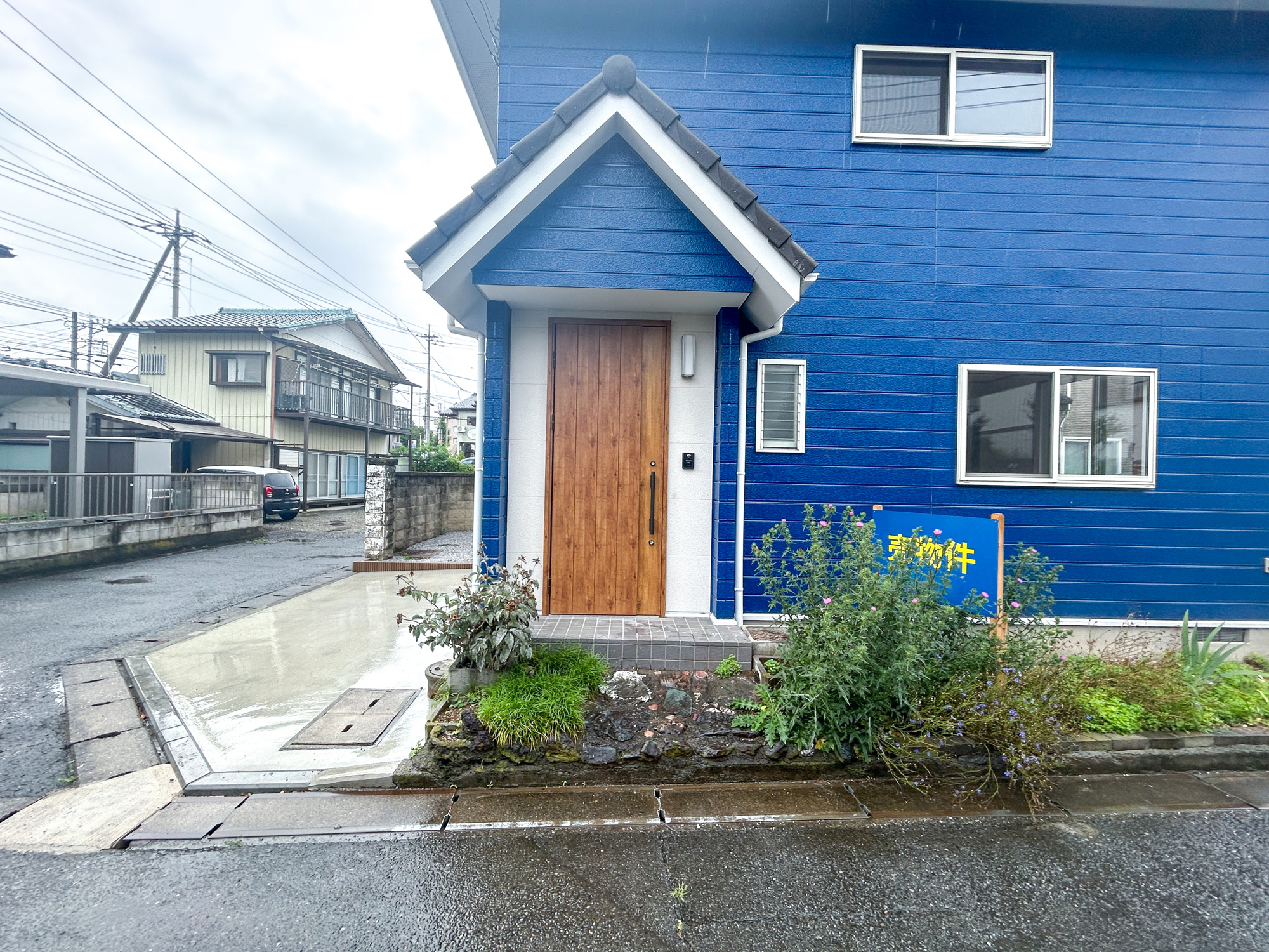 前橋市荒牧町　中古住宅の玄関|明るく優しいイメージの玄関アプローチ。玄関上は屋根があるので雨の心配いらず♪