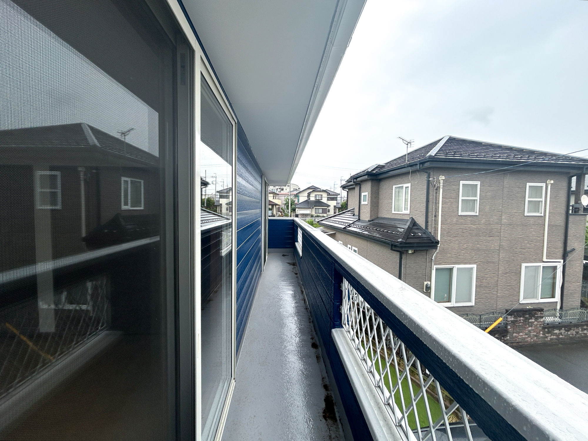 前橋市荒牧町　中古住宅のバルコニー|開放的なバルコニーは見晴らしもよく、太陽の温かな温もりをめいっぱい受け止めてくれます。太陽の光と爽やかな風を受けたお洗濯物はあっという間に乾き、取りこむ時には太陽の匂いを感じられそうですね。