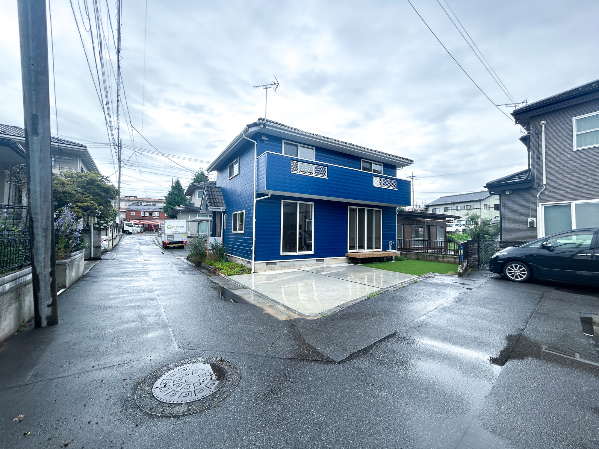 前橋市荒牧町　中古住宅の前面道路含む現地写真|閑静な住宅地で子育て家族にピッタリ。毎日のお散歩も快適な緑に恵まれたエリアで、自然に包まれた穏やかな暮らしを実現するための、ゆとりある住環境が整っています。

