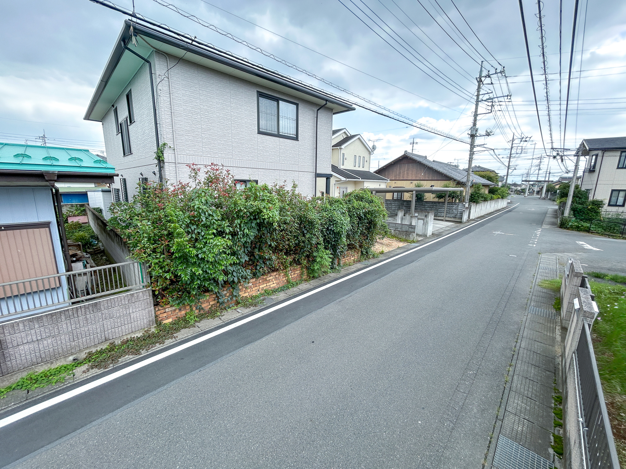 前橋市駒形町　中古住宅の前面道路含む現地写真|閑静な住宅地で子育て家族にピッタリ。毎日のお散歩も快適な緑に恵まれたエリアで、自然に包まれた穏やかな暮らしを実現するための、ゆとりある住環境が整っています。

