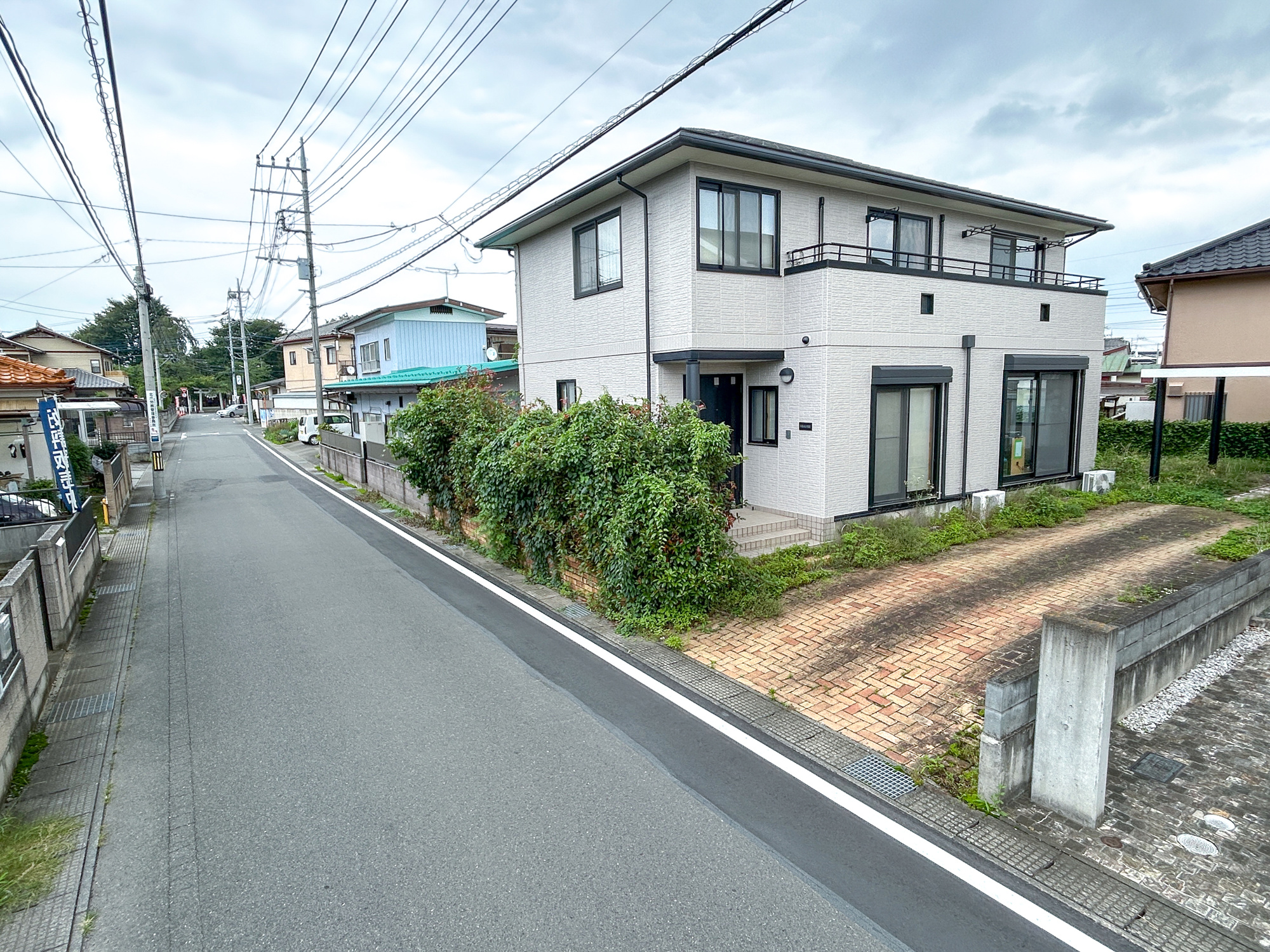 前橋市駒形町　中古住宅の前面道路含む現地写真|低層の一戸建てを中心とした街並みが整然と続き、周辺は高い建物が建っていないので、採光や開放性に恵まれ、空が広く緑の多い閑静な趣を感じる環境です。

