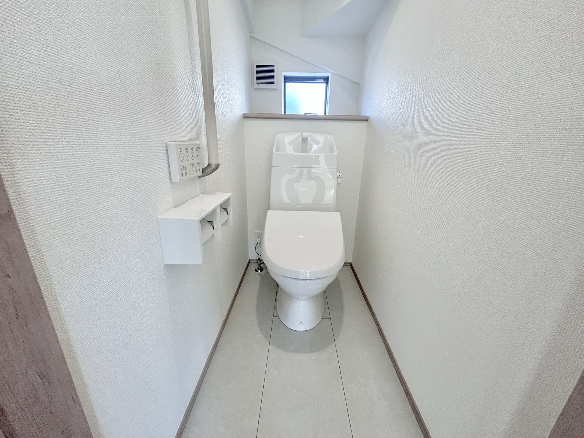 前橋市南町3丁目　新築住宅全1棟のトイレ|節水型でエコなトイレには、今では当たり前の洗浄便座付き。便座を温める機能もついていて、居心地良くてトイレから出られなくなるかも！換気用に換気扇はもちろん、窓も着いているので常に快適ですね♪

