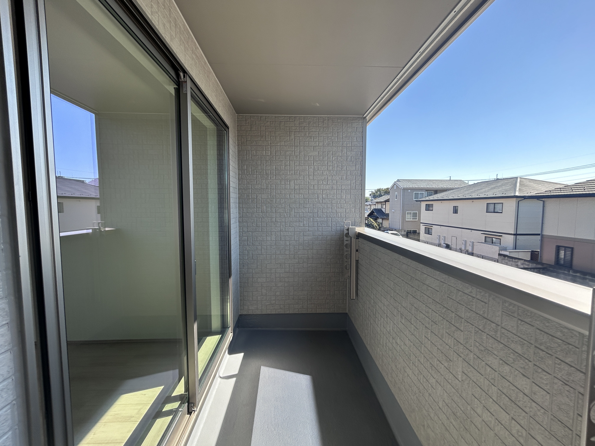 前橋市南町3丁目　新築住宅全1棟のバルコニー|南向きで陽当りの良いバルコニーは、物干しセットを追加すれば、一度にたくさんのお洗濯物が干せるのが魅力！バルコニーは洗濯物を干すだけの場所じゃなく、家族のゆとりのある時間を演出するプライベート空間。
