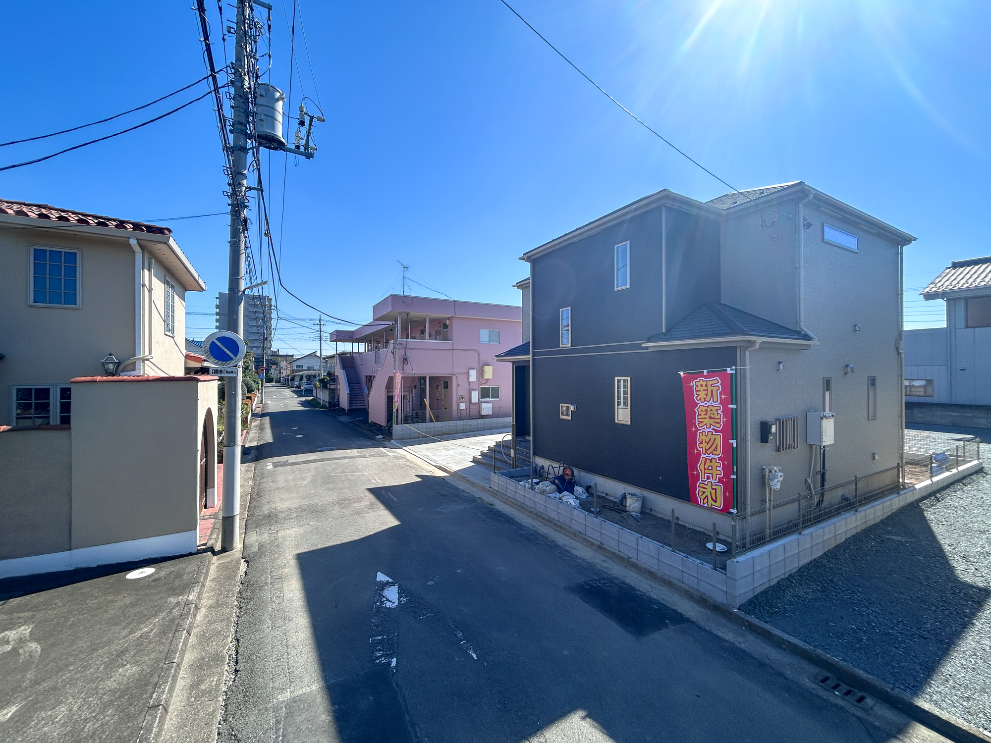 前橋市南町3丁目　新築住宅全1棟の前面道路含む現地写真|低層の一戸建てを中心とした街並みが整然と続き、周辺は高い建物が建っていないので、採光や開放性に恵まれ、空が広く緑の多い閑静な趣を感じる環境です。

