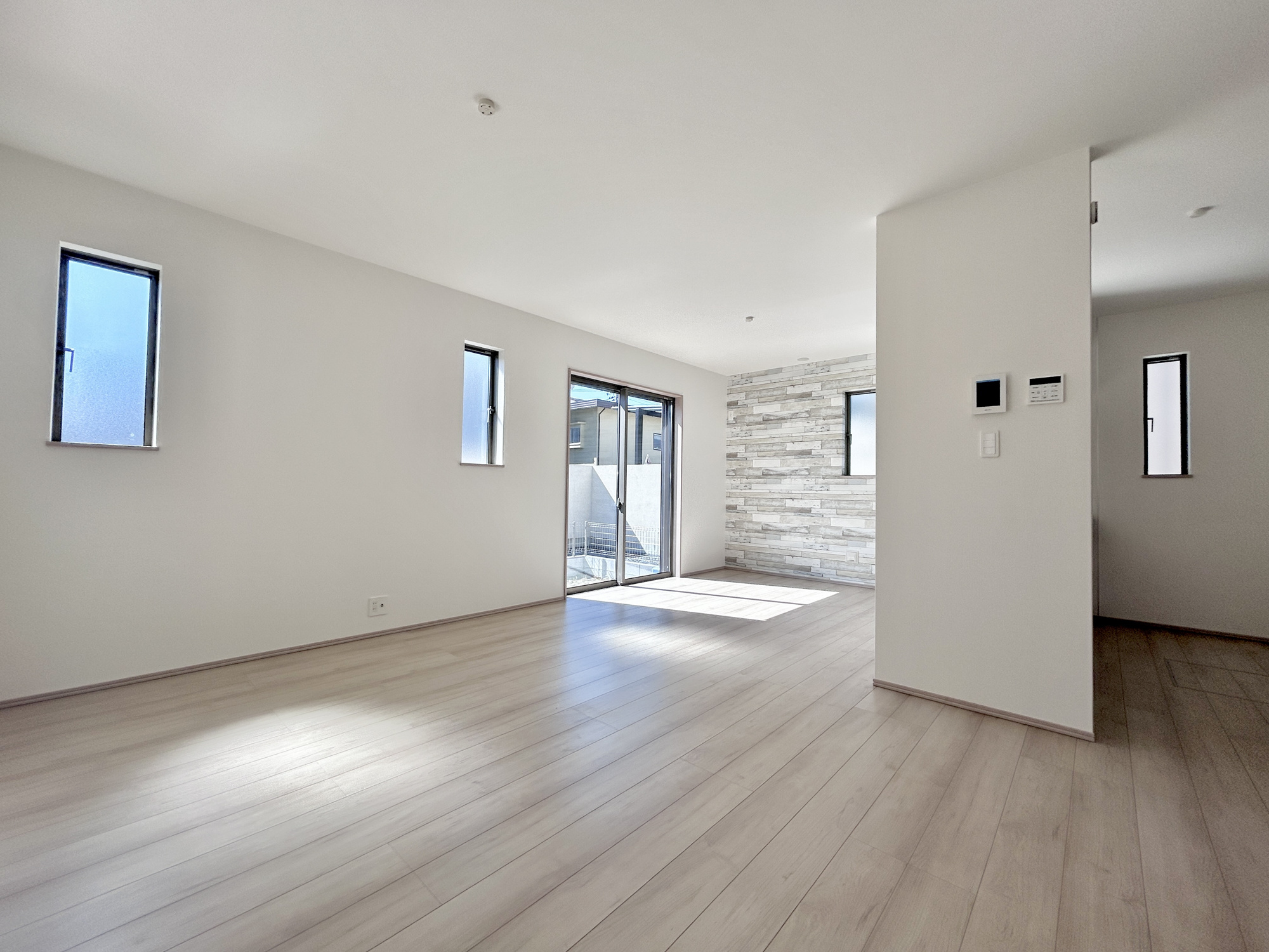 前橋市南町3丁目　新築住宅全1棟の居間・リビング|オープンでのびやかな空間を生み出す、こだわりの広がりとゆとり。家族と過ごす時間を大切にしたい方にぴったりの明るくゆとりある住空間です。
