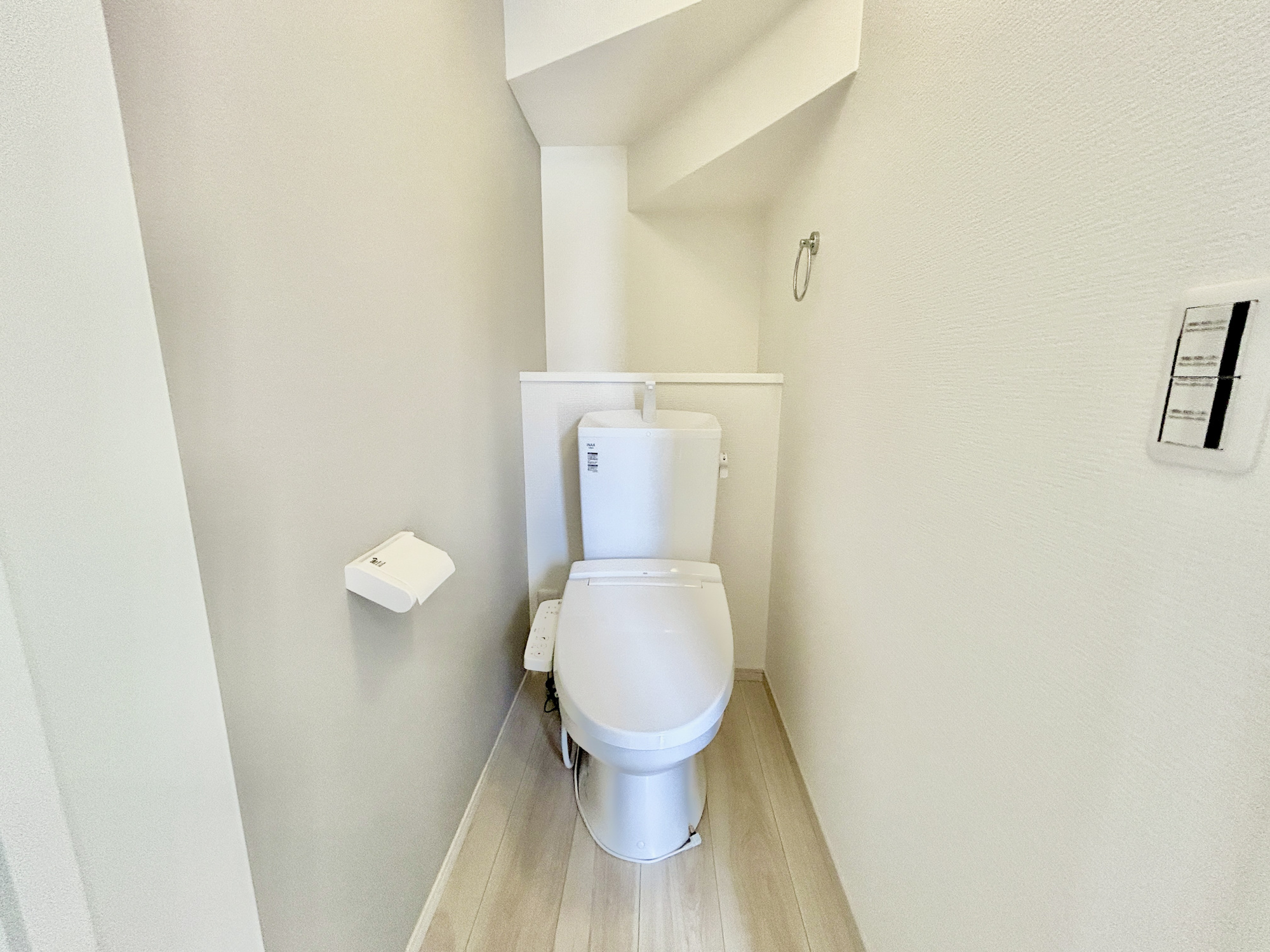 前橋市上新田町2期　新築住宅全1棟のトイレ|節水型でエコなトイレには、今では当たり前の洗浄便座付き。便座を温める機能もついていて、居心地良くてトイレから出られなくなるかも！換気用に換気扇はもちろん、窓も着いているので常に快適ですね♪
