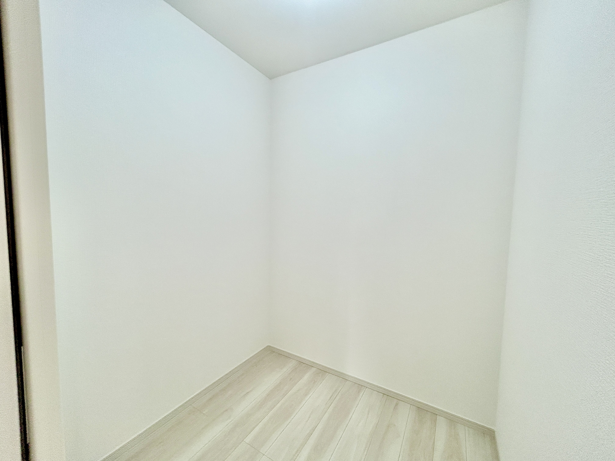 前橋市上新田町2期　新築住宅全1棟の収納|"たくさんのお洋服が入る、ウォークインクローゼット。
お洋服以外にも掃除機やスーツケースなどを一箇所に集約できるのが魅力です♪
収納ケースを置かなくていいのでお部屋の見た目にもスッキリ！"
