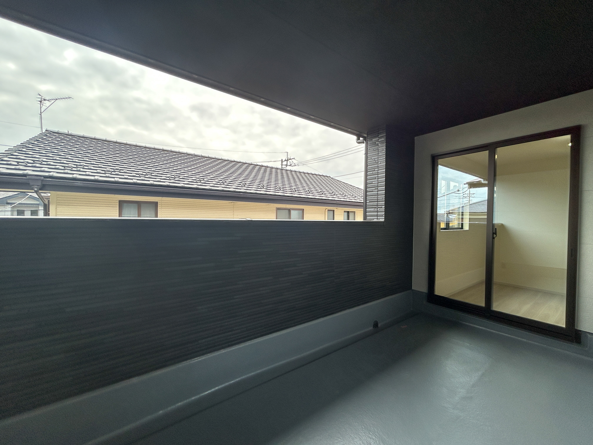 前橋市上新田町2期　新築住宅全1棟のバルコニー|南向きで陽当りの良いバルコニーは、物干しセットを追加すれば、一度にたくさんのお洗濯物が干せるのが魅力！バルコニーは洗濯物を干すだけの場所じゃなく、家族のゆとりのある時間を演出するプライベート空間。
