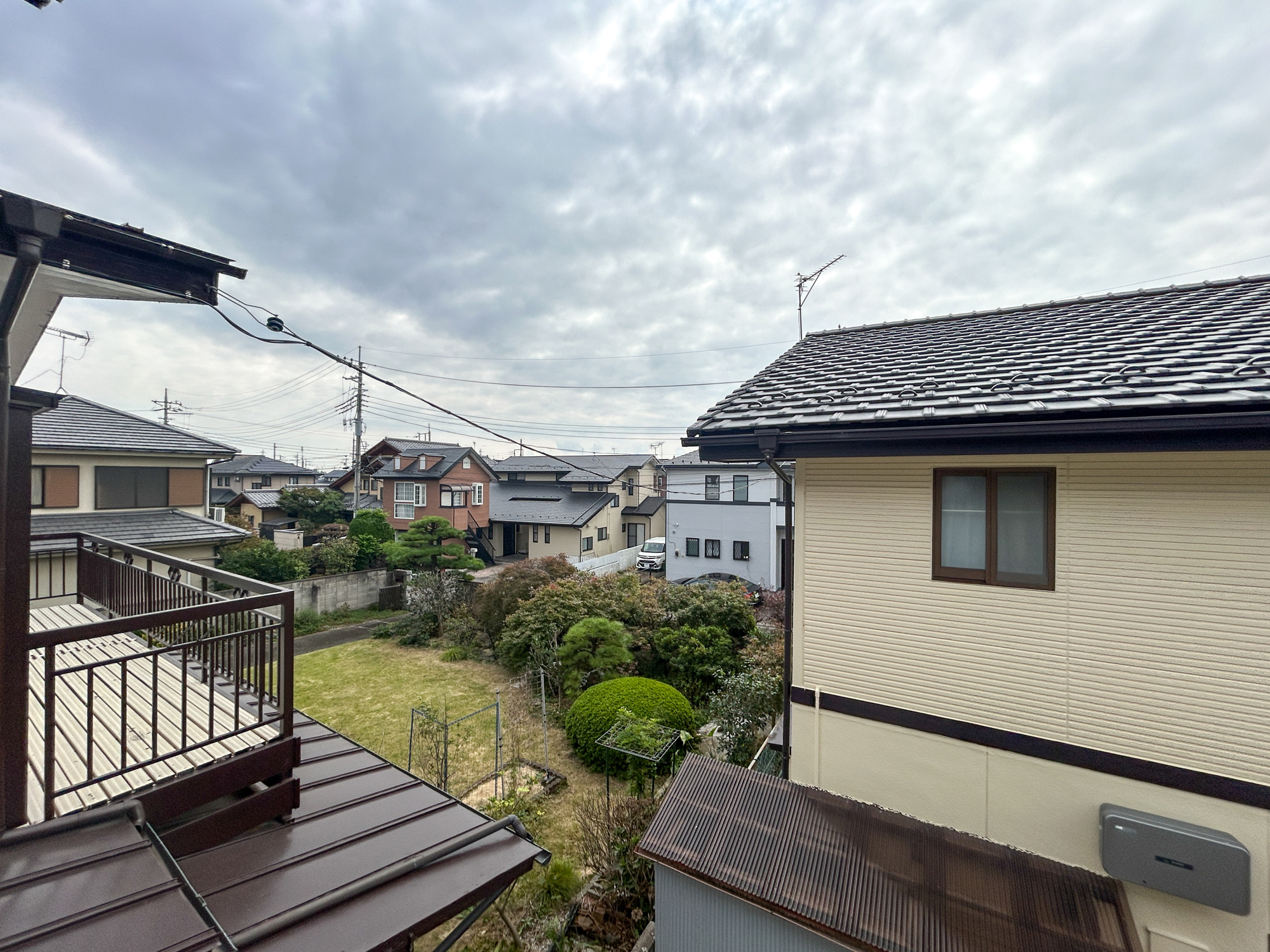 前橋市上新田町2期　新築住宅全1棟の展望|前面道路は閑静な住宅地をはしる車通りの少ない道路。お車の出し入れが苦手なママや小さなお子様にも安心ですね。しっかり舗装もされているので、ベビーカーや自転車で通っても快適に通行できます。
