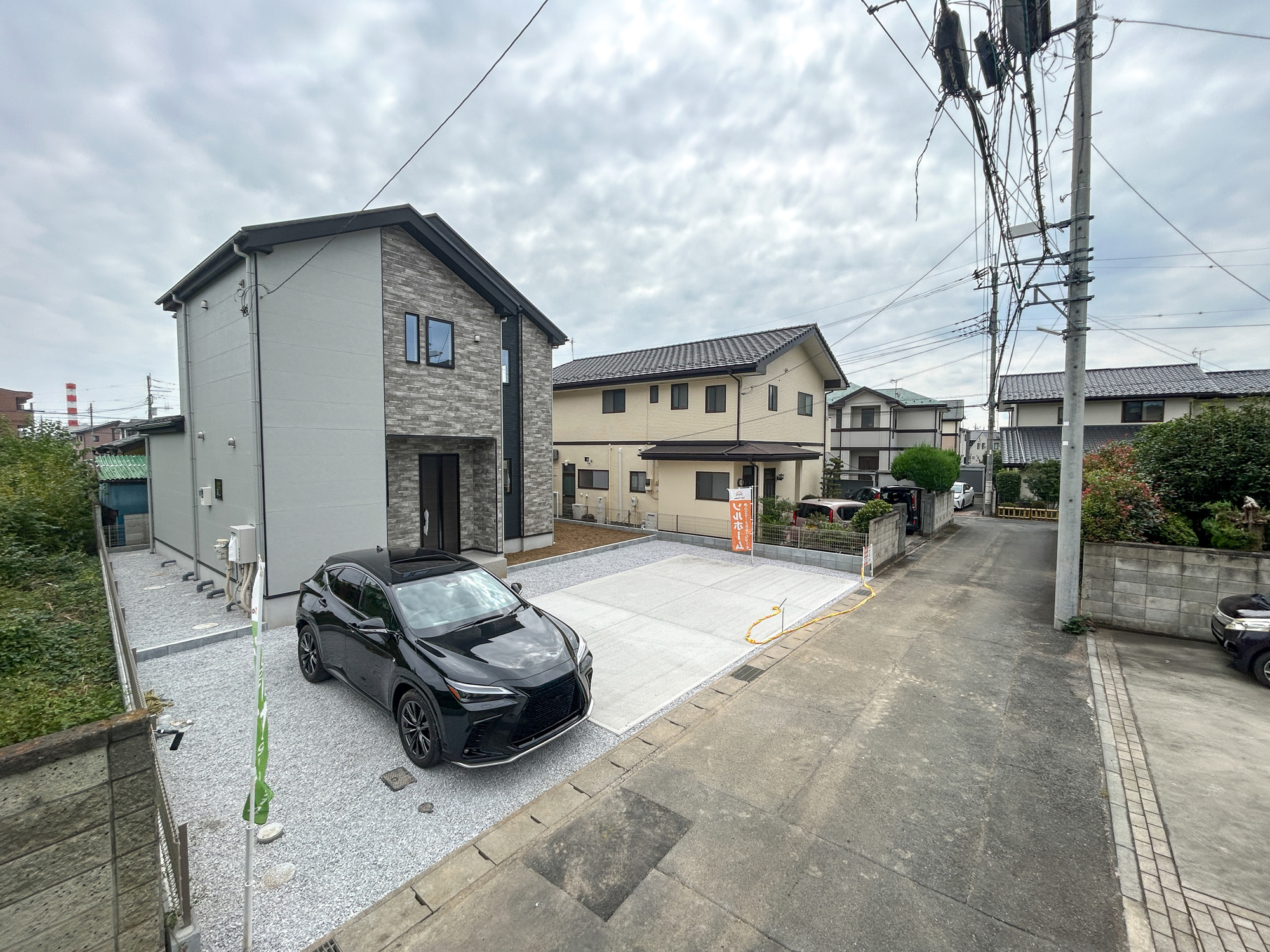 前橋市上新田町2期　新築住宅全1棟の前面道路含む現地写真|低層の一戸建てを中心とした街並みが整然と続き、周辺は高い建物が建っていないので、採光や開放性に恵まれ、空が広く緑の多い閑静な趣を感じる環境です。

