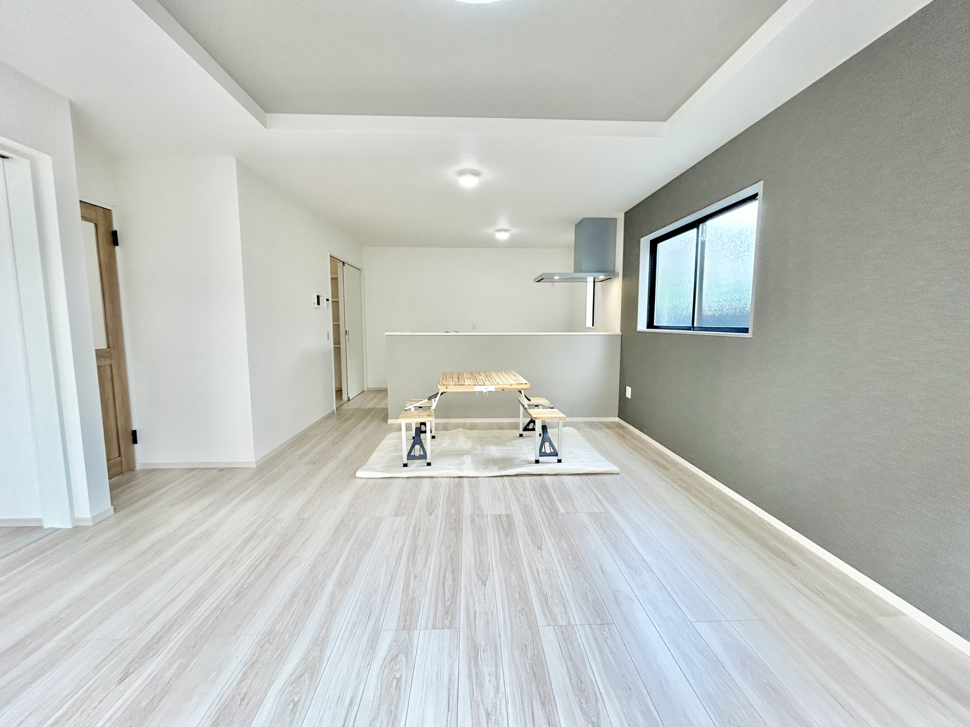 前橋市上新田町2期　新築住宅全1棟の居間・リビング|ここにはみんなが集い、食事と楽しい会話が始まる。話に夢中になりすぎて、ついつい時を忘れてしまう。そんな束の間の幸せを感じさせてくれる場所。

