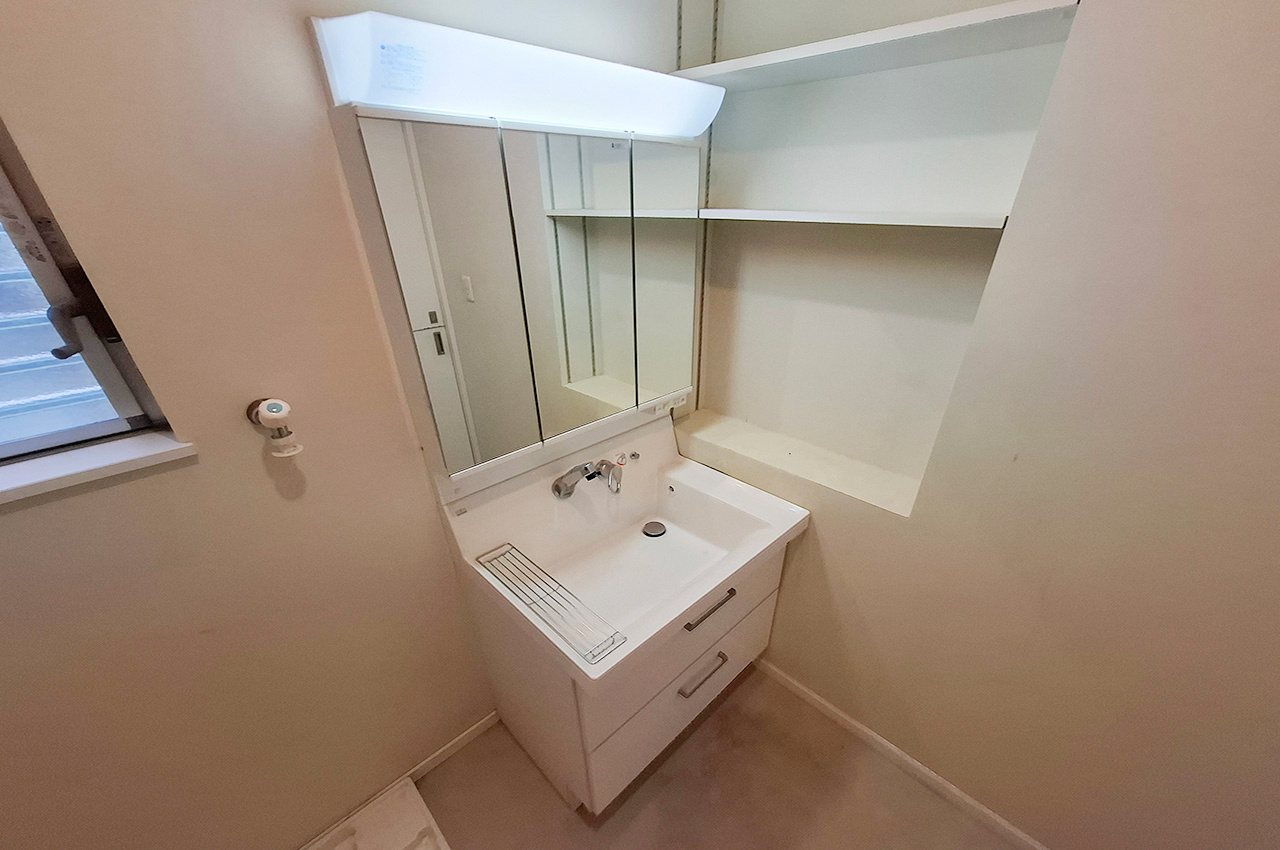 岸和田市加守町4丁目の独立洗面台|パウダールーム：現況のパウダールームです。別途費用で定額リフォームパックをご利用いただけます。