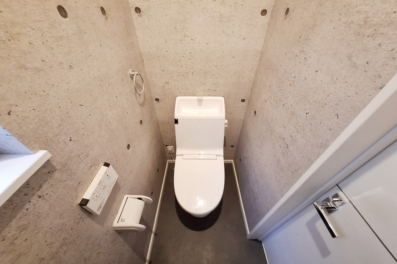 岸和田市加守町4丁目のトイレ|1Fトイレ：現況のトイレです。別途費用で定額リフォームパックをご利用いただけます。