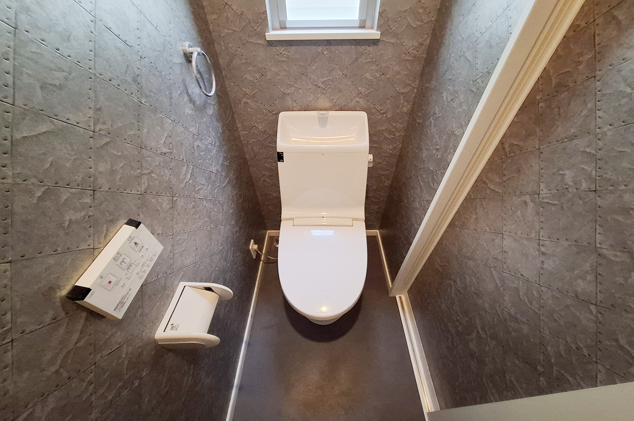 岸和田市加守町4丁目のトイレ|2Fトイレ：現況のトイレです。別途費用で定額リフォームパックをご利用いただけます。