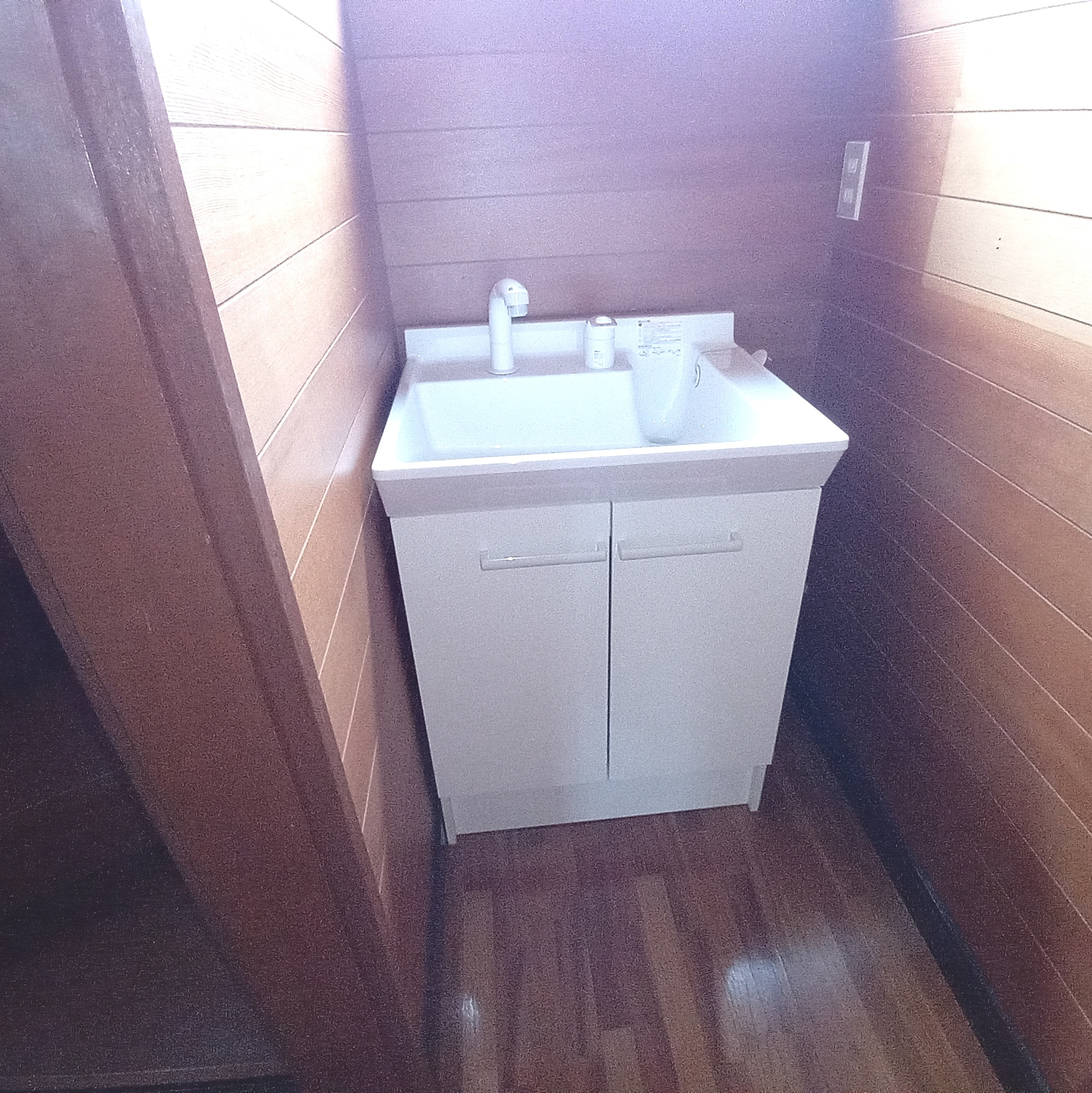室蘭市柏木町19-10　中古住宅の独立洗面台|トイレ前の手洗いです