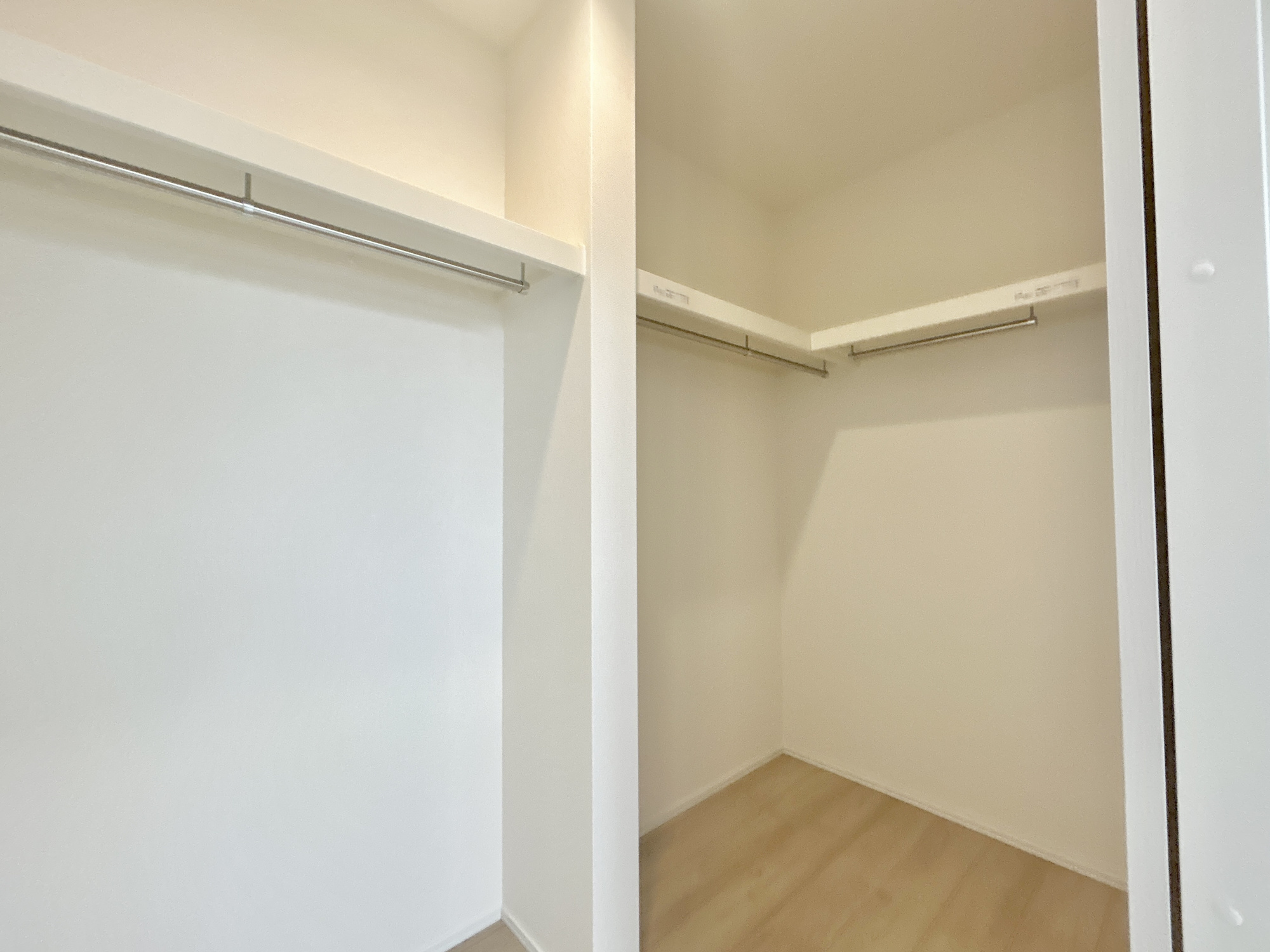 前橋市光が丘町　新築住宅全2棟の収納|たくさんのお洋服が入る、ウォークインクローゼット。
お洋服以外にも掃除機やスーツケースなどを一箇所に集約できるのが魅力です♪
収納ケースを置かなくていいのでお部屋の見た目にもスッキリ！
