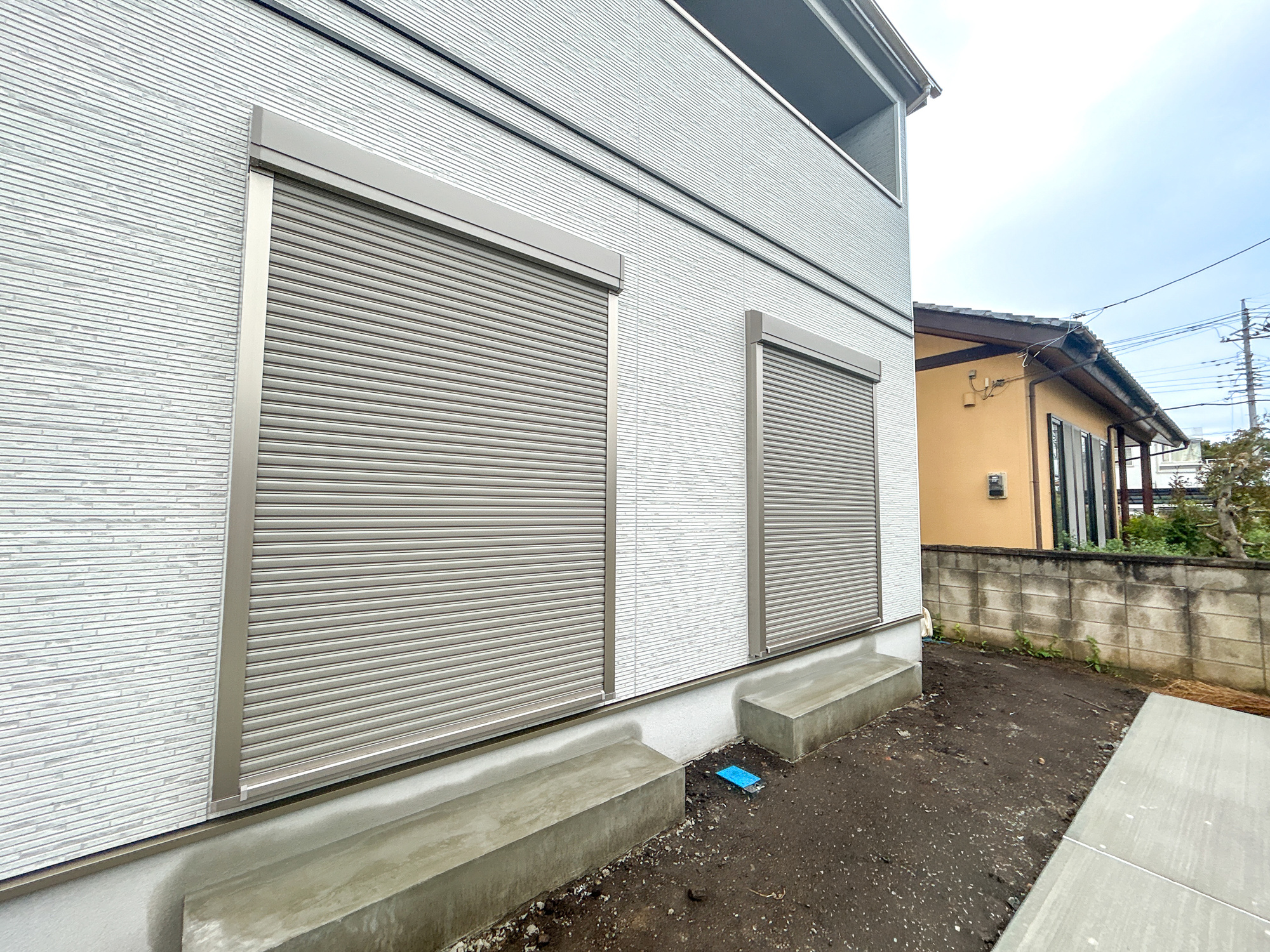 前橋市光が丘町　新築住宅全2棟の防犯設備|"防風、防犯、防音、断熱と様々な効果を発揮するシャッター付きです♪	"						
					