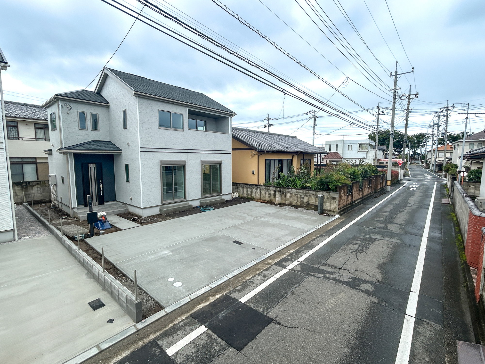 前橋市光が丘町　新築住宅全2棟の前面道路含む現地写真|閑静な住宅地で子育て家族にピッタリ。毎日のお散歩も快適な緑に恵まれたエリアで、自然に包まれた穏やかな暮らしを実現するための、ゆとりある住環境が整っています。


