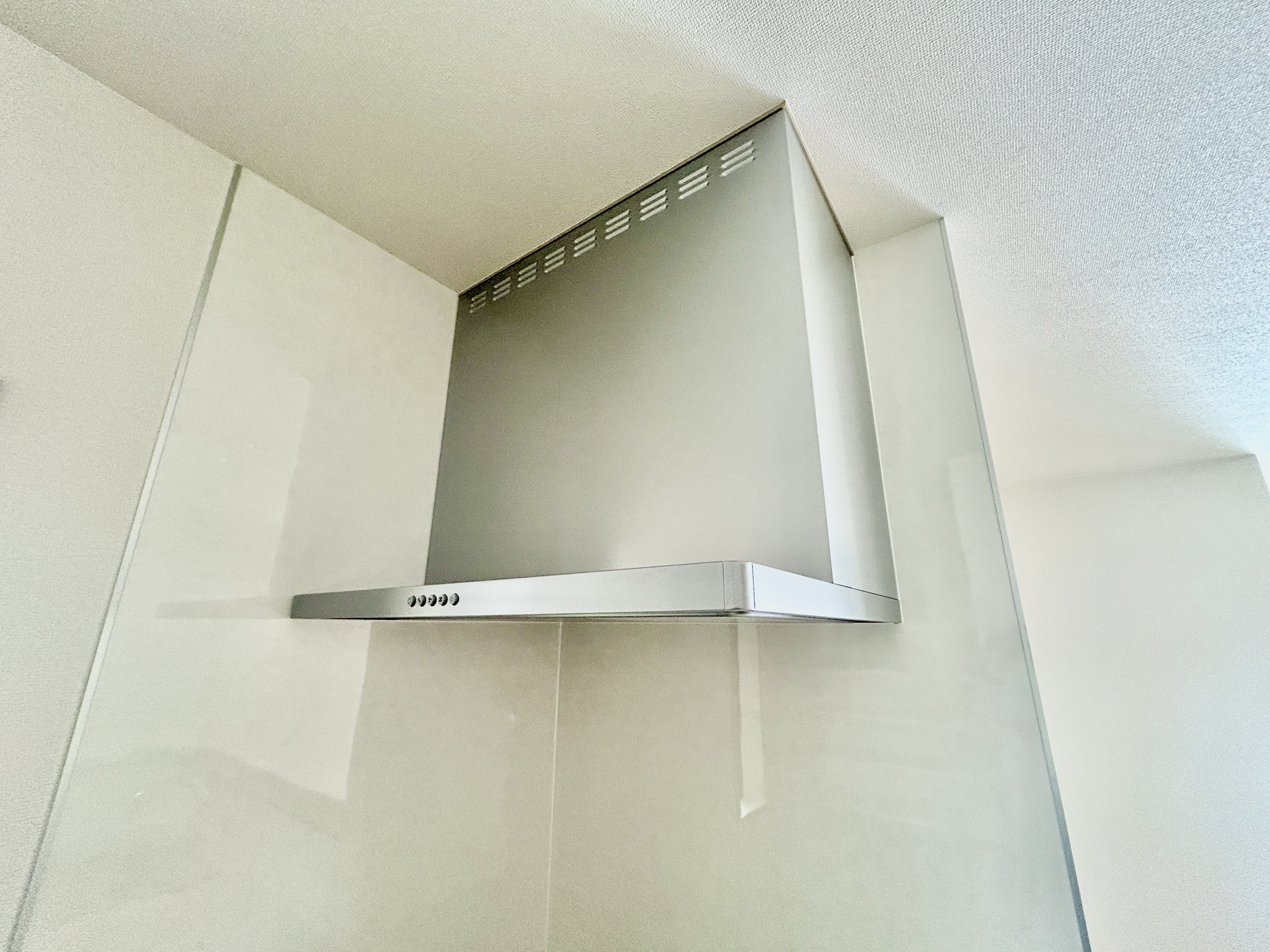 伊勢崎市新栄町第3期　新築住宅全1棟の設備|フラットレンジフードなので、見た目もシャープでお手入れも楽々♪