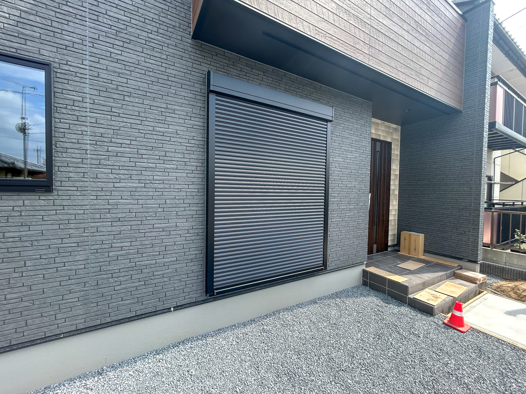 伊勢崎市新栄町第3期　新築住宅全1棟の防犯設備|防風、防犯、防音、断熱と様々な効果を発揮するシャッター付きです♪