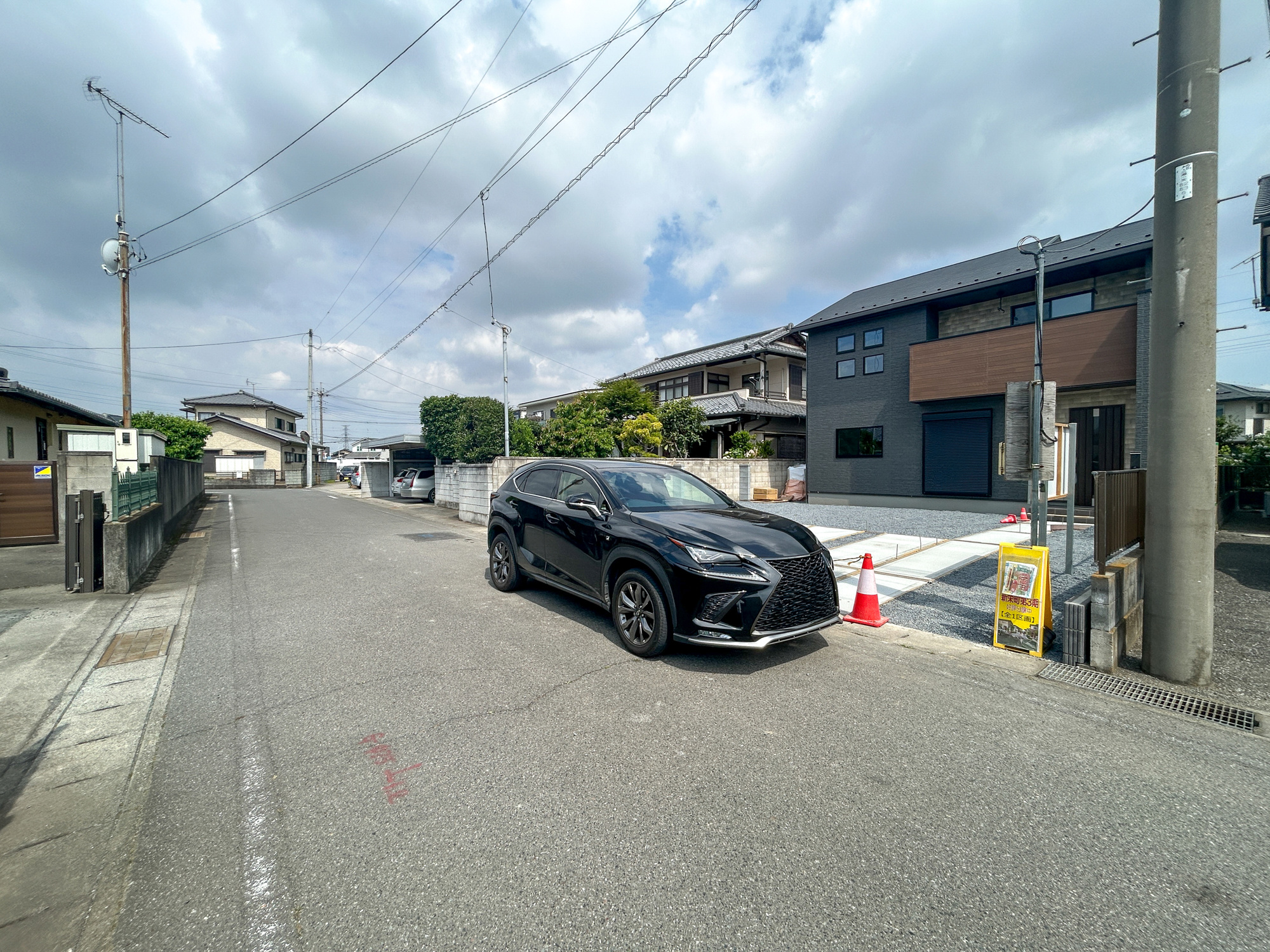 伊勢崎市新栄町第3期　新築住宅全1棟の前面道路含む現地写真|低層の一戸建てを中心とした街並みが整然と続き、周辺は高い建物が建っていないので、採光や開放性に恵まれ、空が広く緑の多い閑静な趣を感じる環境です。

