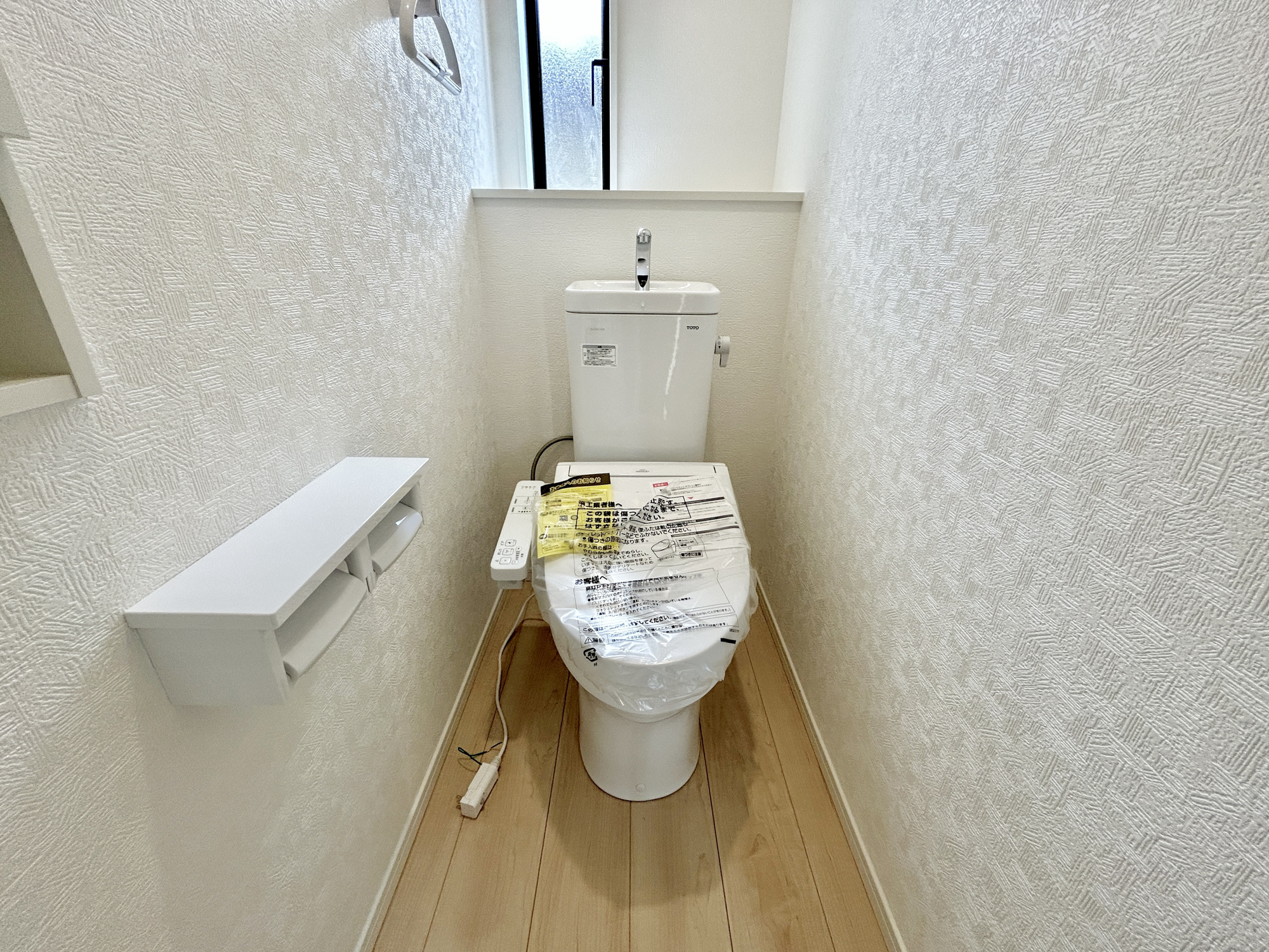 伊勢崎市境米岡第3　新築住宅全3棟のトイレ|節水型でエコなトイレには、今では当たり前の洗浄付き。便座を温める機能もついていて、居心地良くてトイレから出られなくなるかも！換気用に換気扇はもちろん、窓も着いているので常に快適ですね♪