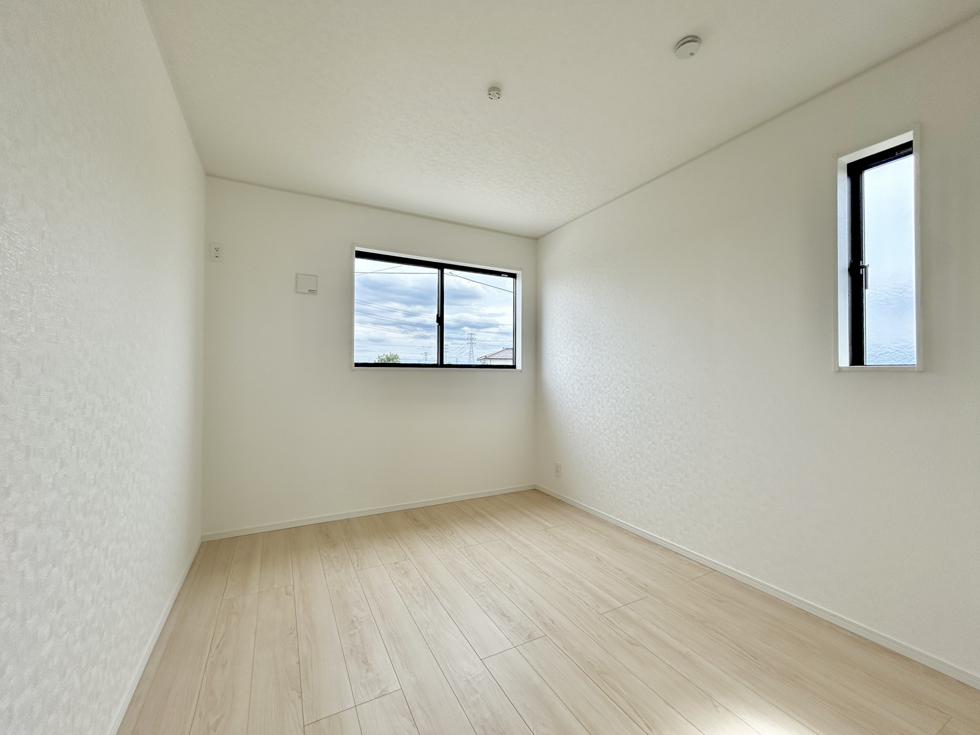 伊勢崎市境米岡第3　新築住宅全3棟の子供部屋|家族一人ひとりの大切なプライベート空間。趣味に合わせて使って頂けるようシンプルに仕上げてあります。暮らし心地を大きく左右する収納を、適材適所に配置し使い勝手を考慮しました。