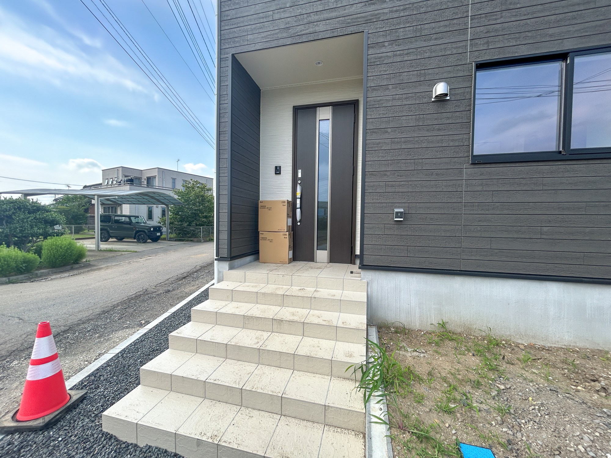 伊勢崎市境米岡第3　新築住宅全3棟の玄関|玄関上は屋根があるので雨の心配いらず♪
