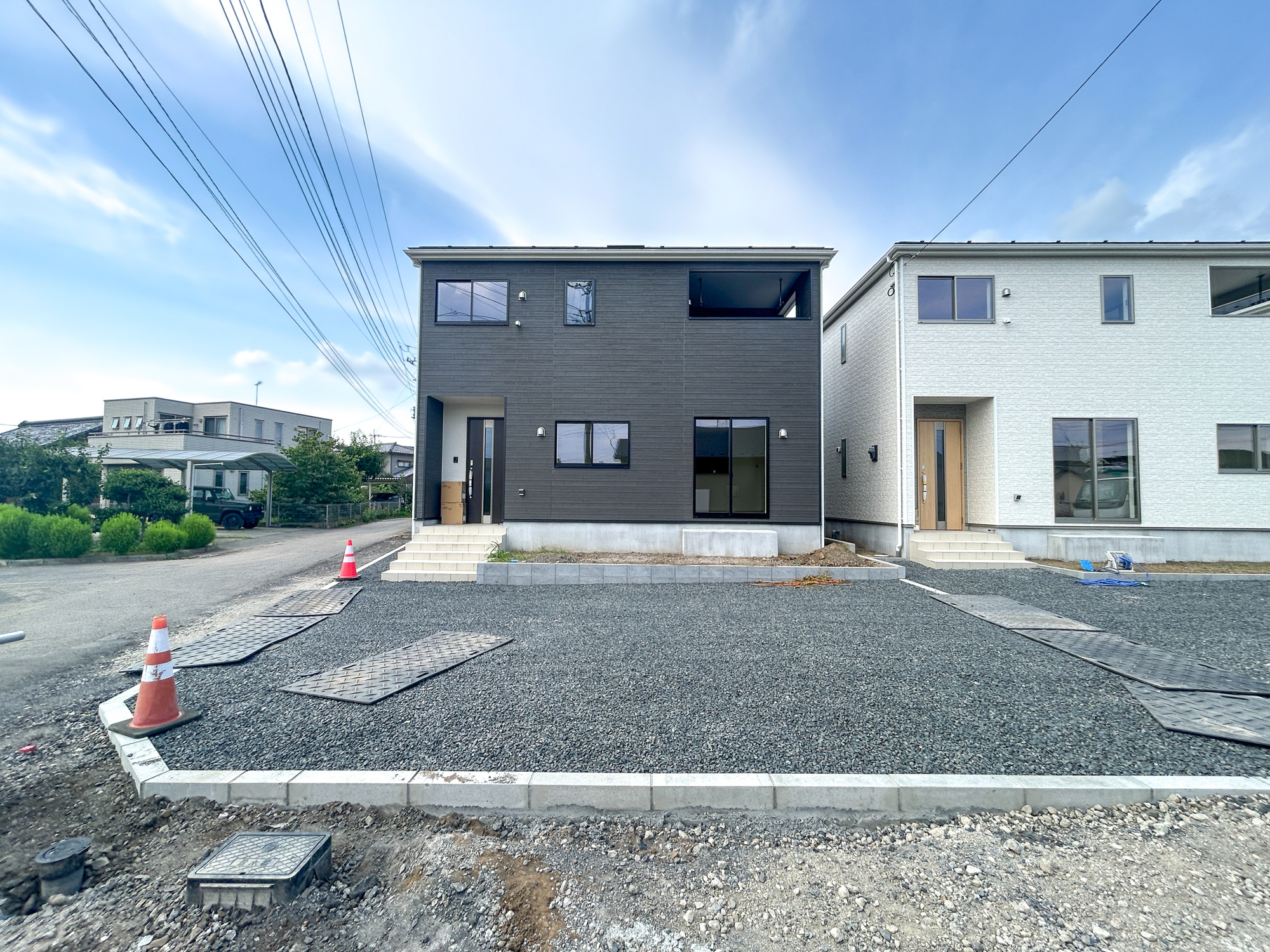 伊勢崎市境米岡第3　新築住宅全3棟の駐車場|駐車3台可能です！砂利が施工してあるのでお手入れ不要です♪