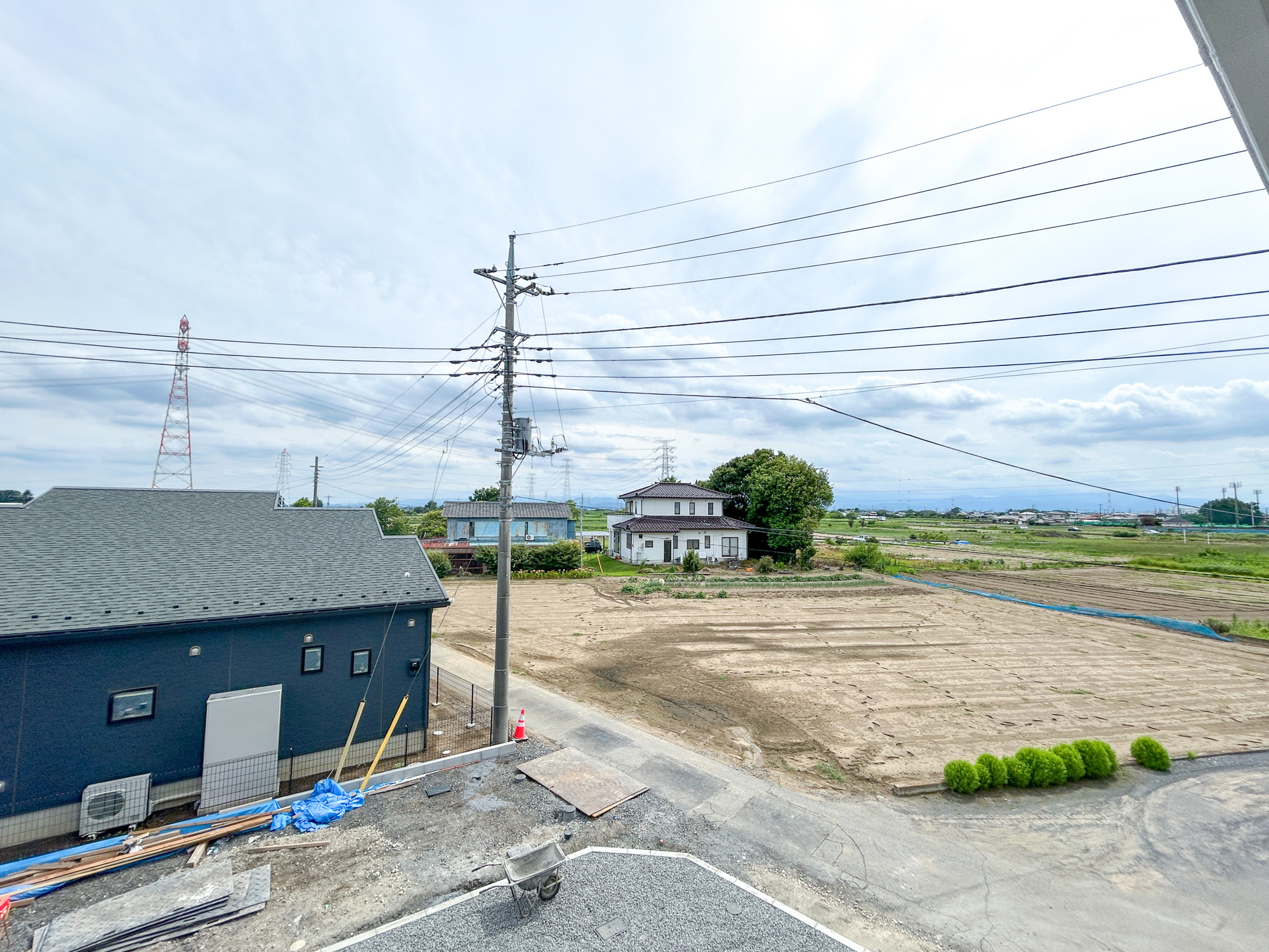 伊勢崎市境米岡第3　新築住宅全3棟の展望|低層の一戸建てを中心とした街並みが整然と続き、周辺は高い建物が建っていないので、採光や開放性に恵まれ、空が広く緑の多い閑静な趣を感じる環境です。