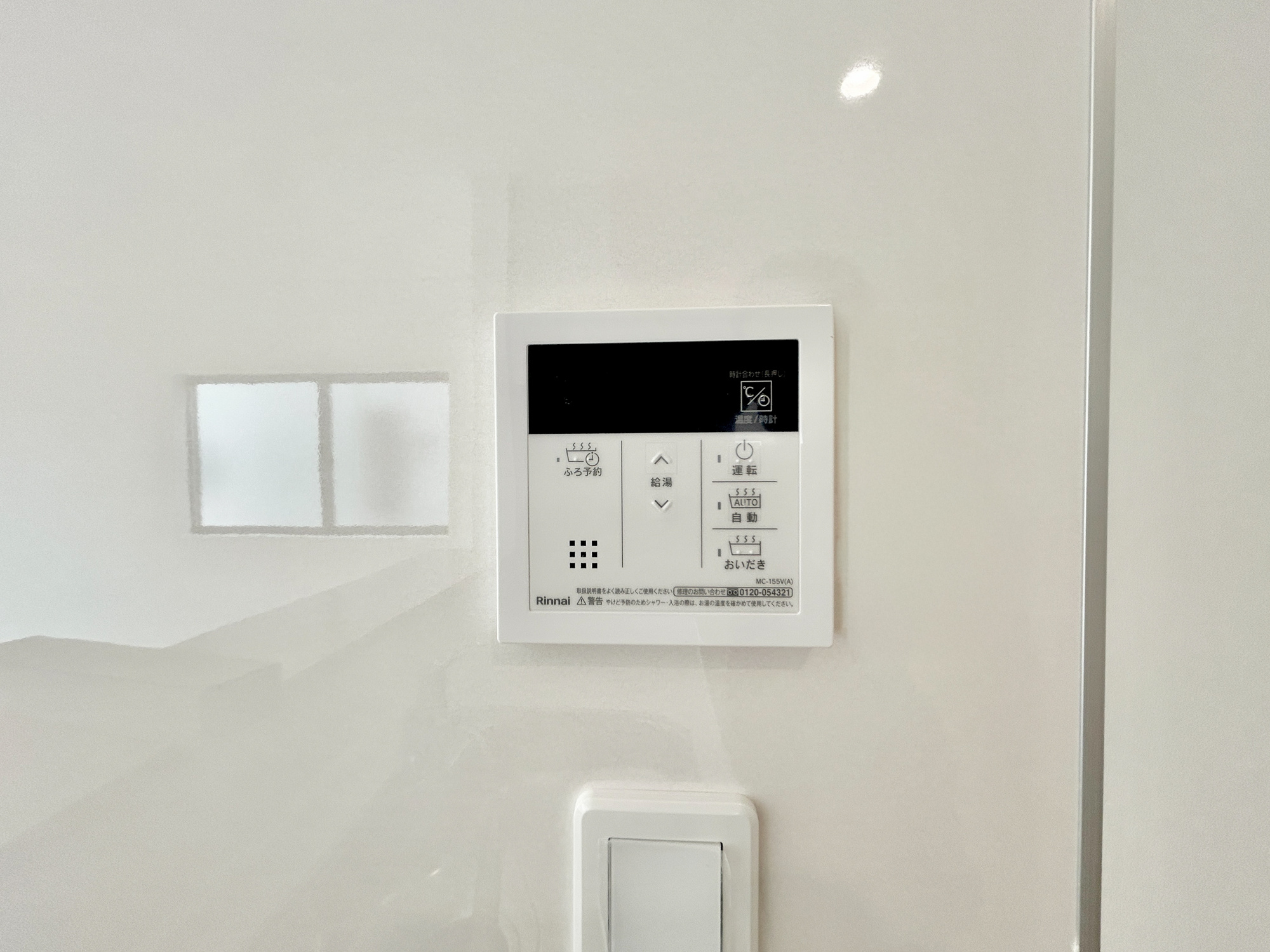 伊勢崎市境米岡第3　新築住宅全3棟の発電・温水設備|キッチンについている給湯リモコン。ここからお風呂のお湯を入れられるので、忙しい夕飯時がちょっぴり楽になりますね♪