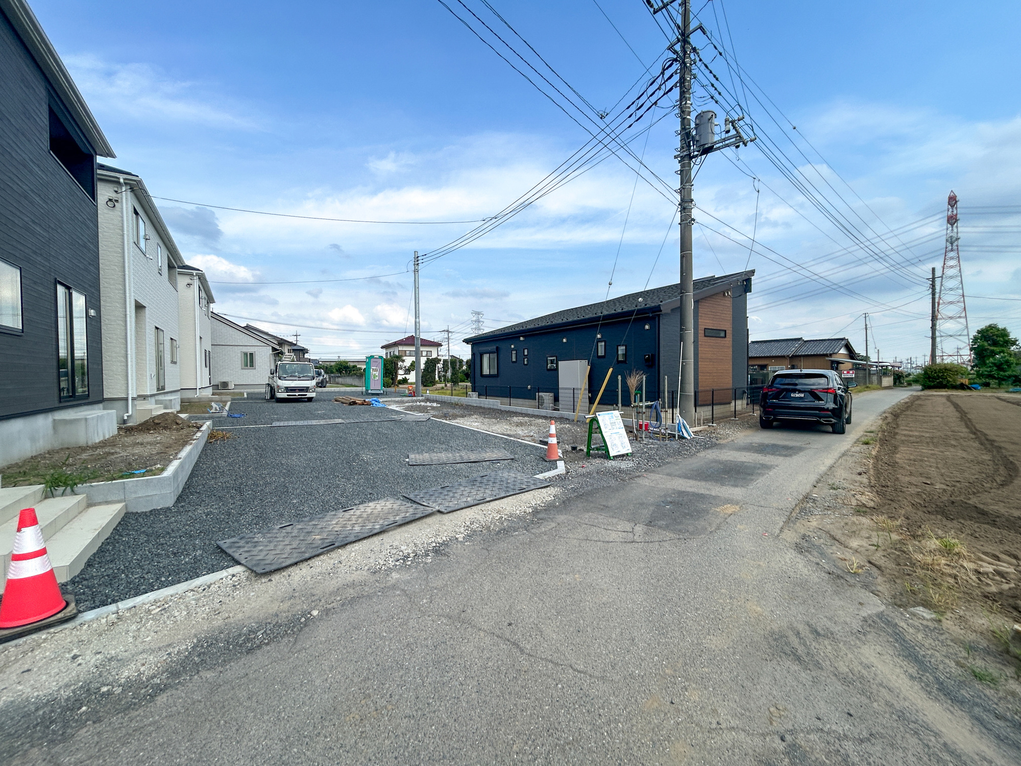 伊勢崎市境米岡第3　新築住宅全3棟の前面道路含む現地写真|閑静な住宅地で子育て家族にピッタリ。毎日のお散歩も快適な緑に恵まれたエリアで、自然に包まれた穏やかな暮らしを実現するための、ゆとりある住環境が整っています。

