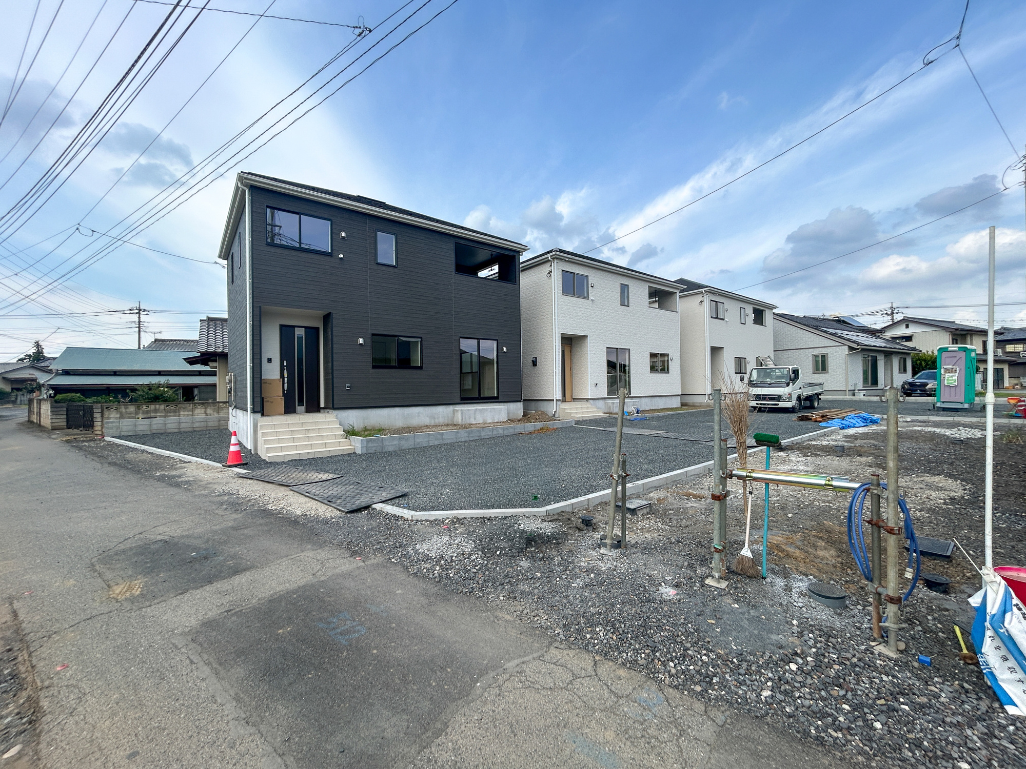 伊勢崎市境米岡第3　新築住宅全3棟の前面道路含む現地写真|低層の一戸建てを中心とした街並みが整然と続き、周辺は高い建物が建っていないので、採光や開放性に恵まれ、空が広く緑の多い閑静な趣を感じる環境です。

