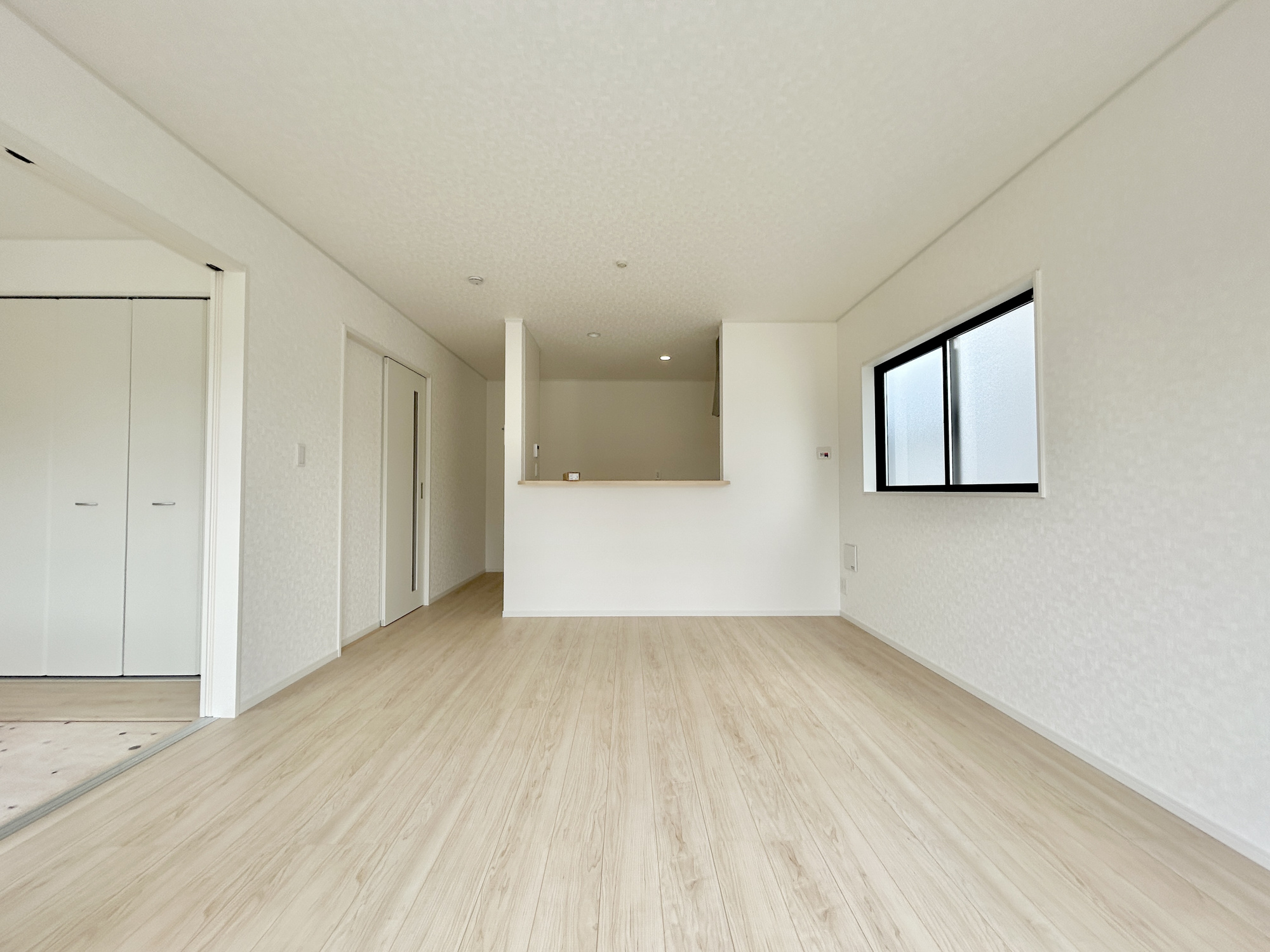 伊勢崎市境米岡第3　新築住宅全3棟の居間・リビング|南向きに大きく開いた窓からは、明るい陽射しが射し込みます。
爽やかな風が吹き抜ける心地良いリビングには、自然と家族が集まります。
