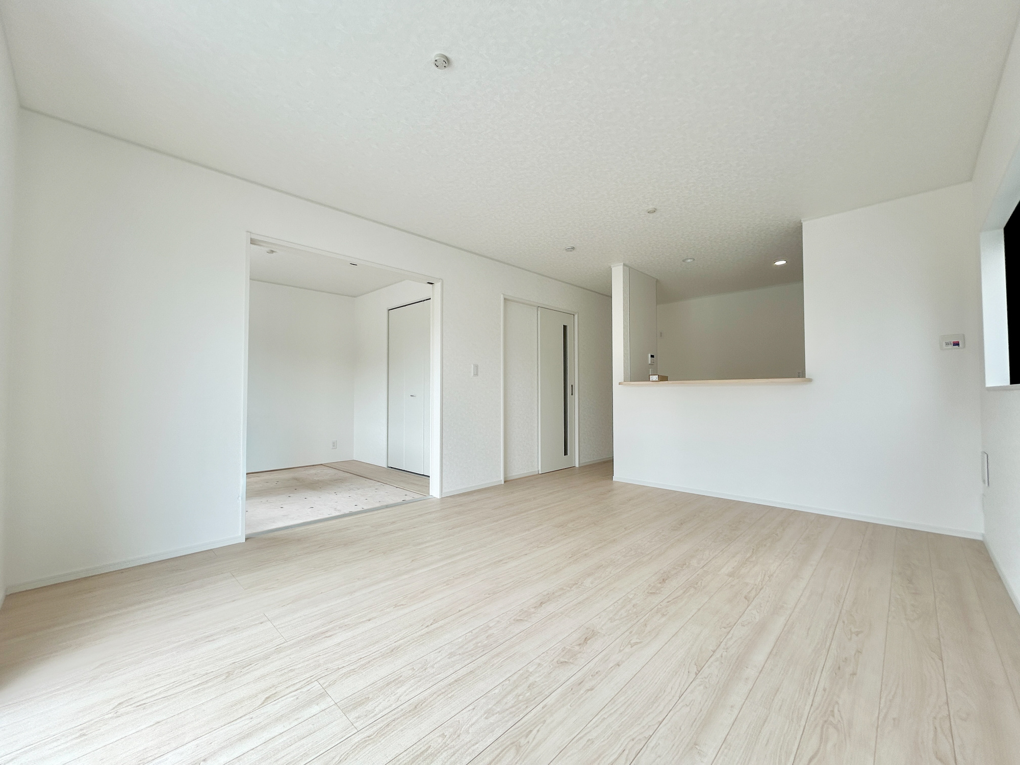伊勢崎市境米岡第3　新築住宅全3棟の居間・リビング|室内にいても、たっぷりの陽光と爽やかな風を感じて頂ける、開放感あふれるリビングです。
ご家族と穏やかに過ごす、心地の良い時間が流れます。