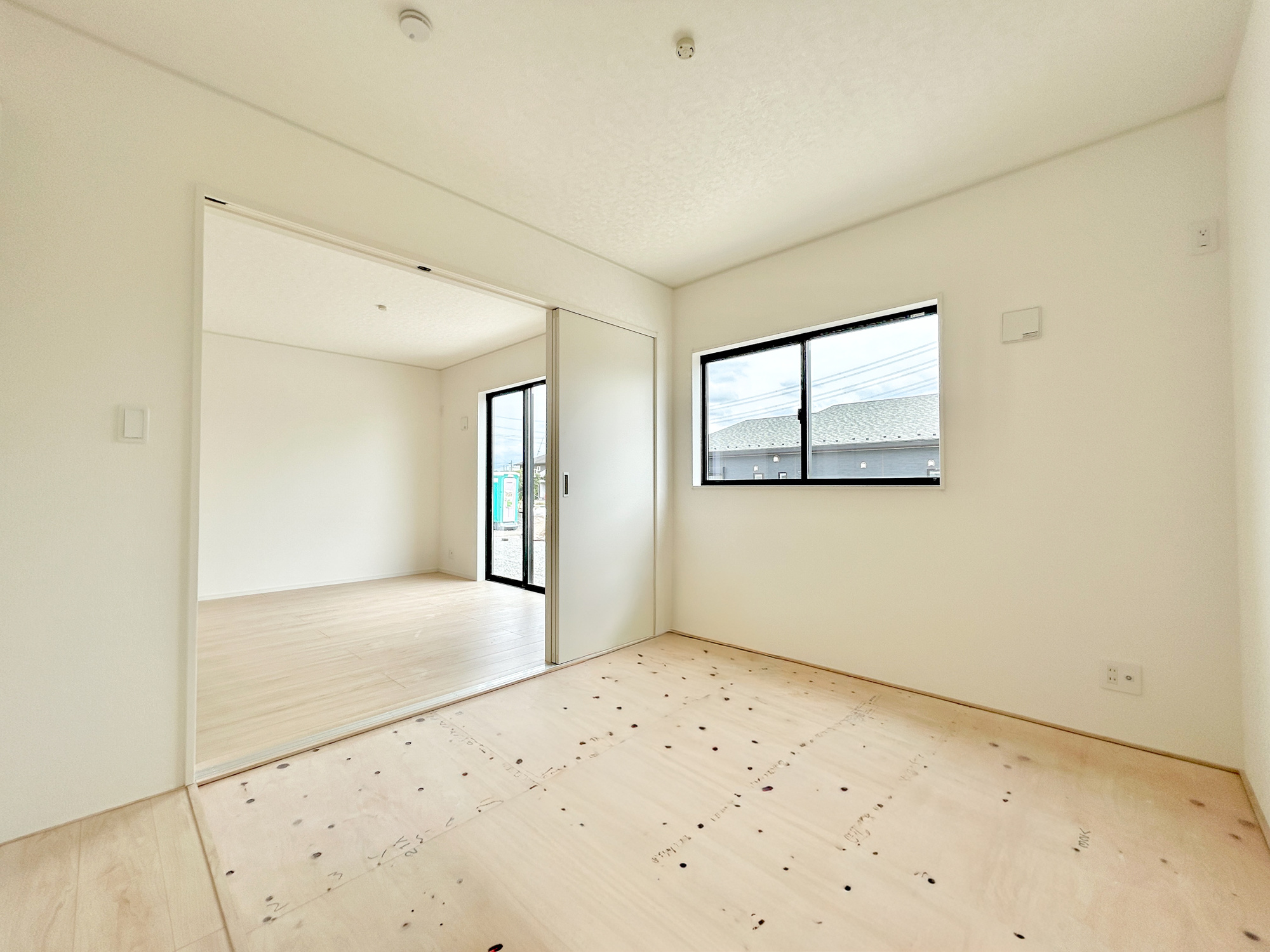 伊勢崎市境米岡第3　新築住宅全3棟の和室|LDKと隣接した和室。
リビングから目が届く場所なので、お子様の遊び部屋・お昼寝スペースとして使うのもオススメです♪