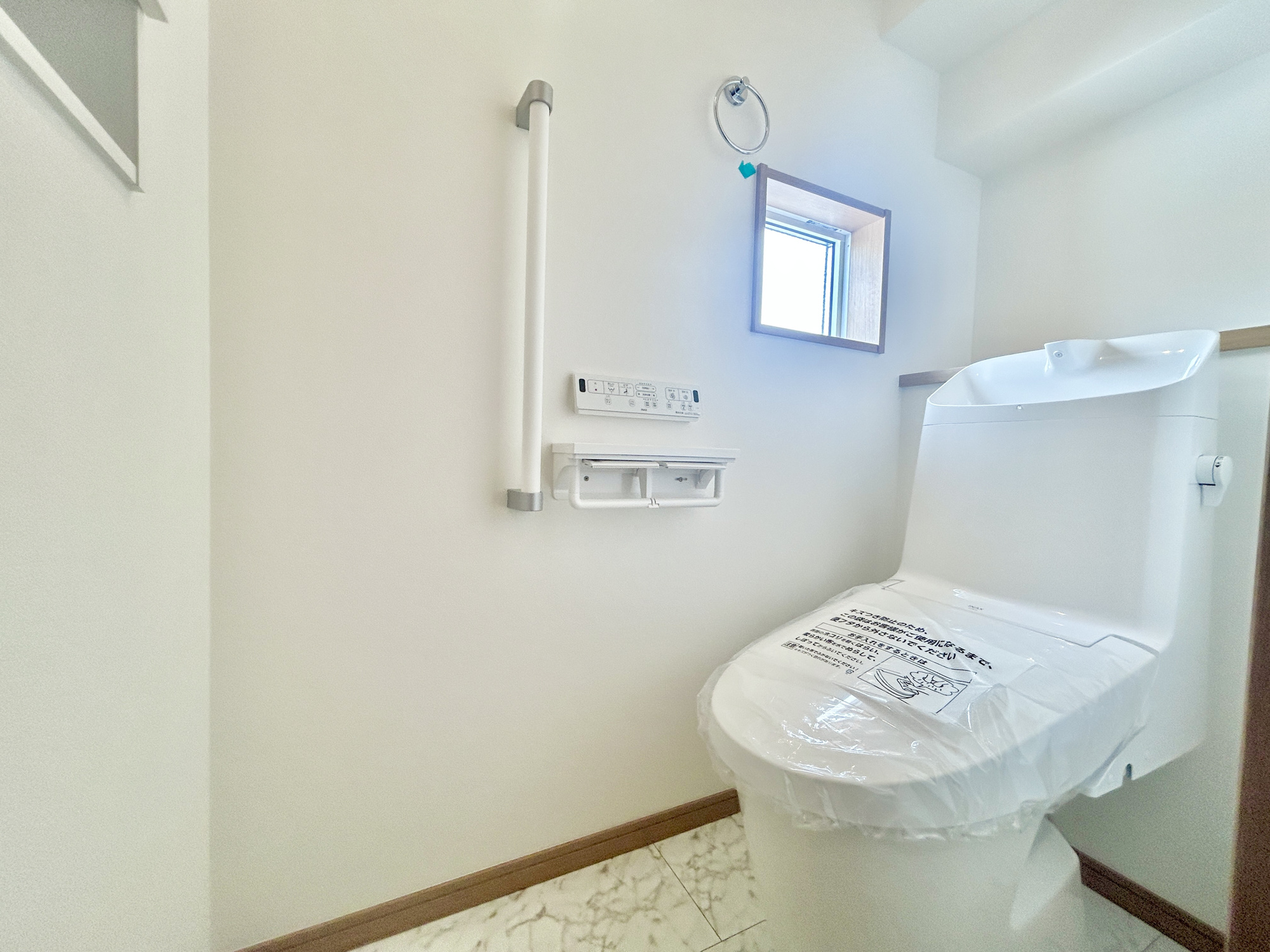 伊勢崎市西久保町第1期　新築住宅全4棟のトイレ|節水型でエコなトイレには、今では当たり前の洗浄付き。便座を温める機能もついていて、居心地良くてトイレから出られなくなるかも！換気用に換気扇はもちろん、窓も着いているので常に快適ですね♪