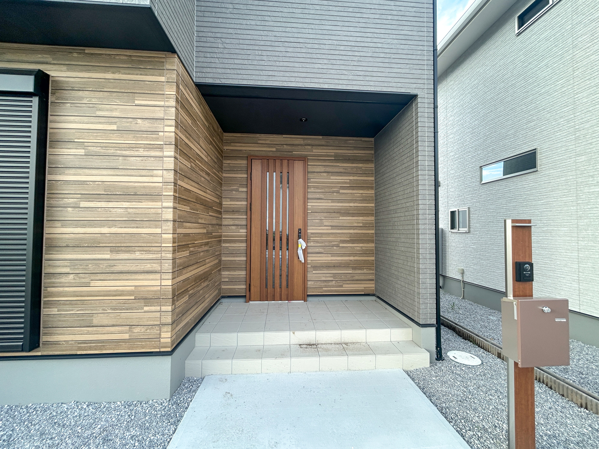 伊勢崎市西久保町第1期　新築住宅全4棟の玄関|明るく優しいイメージの玄関アプローチ。玄関上は屋根があるので雨の心配いらず♪